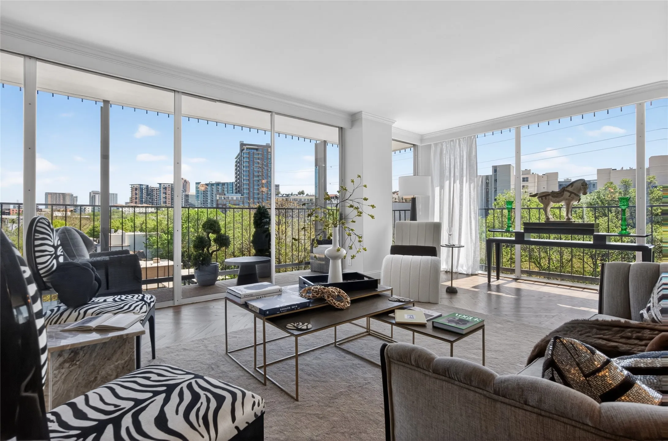 Condominium For Sale in Dallas County , 3310 Fairmount Street 7D, Dallas, Texas 75201, 2 Bedroom, 2 Bathroom, 2 Garage spaces, 2,247 Sqft, built in 1964, mls#21273996, Real Estate Agent in Dallas, Homes For Sale in Dallas county, Homes For Sale in Dallas, Realtor in Dallas Texas, Real Estate Brokerage Independent Realty Texas, Luminita Cordes Realtor