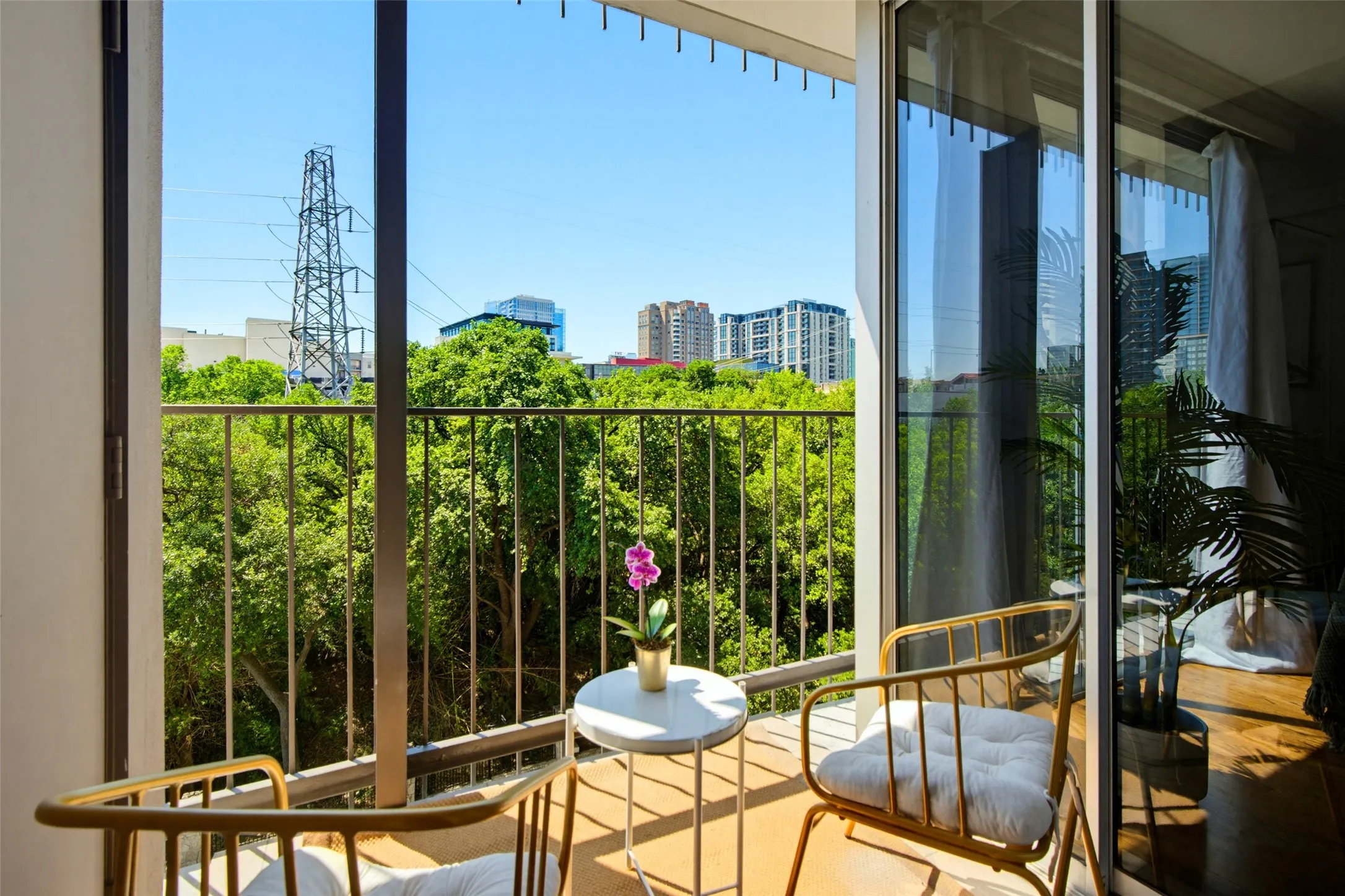 Condominium For Sale in Dallas County , 3310 Fairmount Street 7D, Dallas, Texas 75201, 2 Bedroom, 2 Bathroom, 2 Garage spaces, 2,247 Sqft, built in 1964, mls#21273996, Real Estate Agent in Dallas, Homes For Sale in Dallas county, Homes For Sale in Dallas, Realtor in Dallas Texas, Real Estate Brokerage Independent Realty Texas, Luminita Cordes Realtor