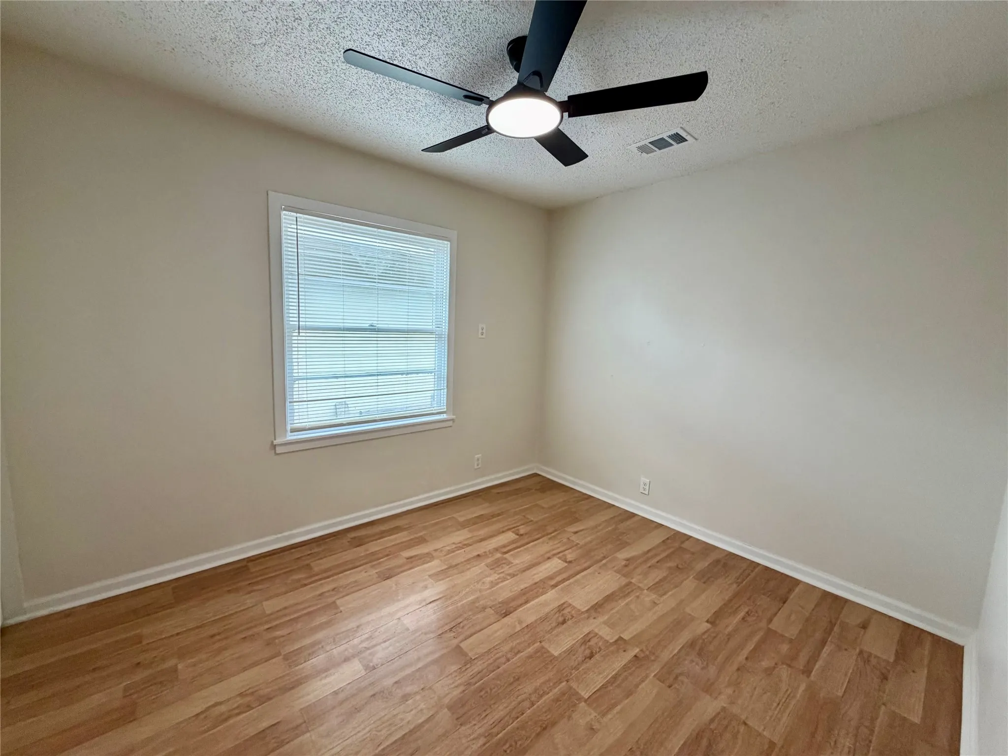 Single Family Residence For Rent in Tarrant County , 5836 Pollard Drive, Westworth Village, Texas 76114, 3 Bedroom, 1 Bathroom, 1 Garage spaces, 1,012 Sqft, built in 1954, mls#21273990, Real Estate Agent in Westworth Village, Homes For Rent in Tarrant county, Homes For Rent in Westworth Village, Realtor in Westworth Village Texas, Real Estate Brokerage Independent Realty Texas, Luminita Cordes Realtor