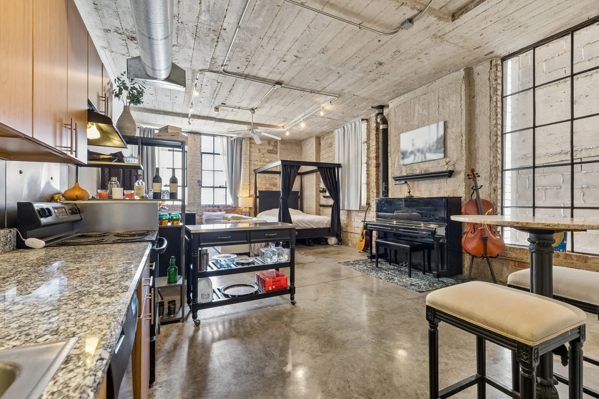 Condominium For Sale in Dallas County , 1122 Jackson Street 820, Dallas, Texas 75202, 1 Bedroom, 1 Bathroom, 1 Garage spaces, 1,024 Sqft, built in 1925, mls#21271634, Real Estate Agent in Dallas, Homes For Sale in Dallas county, Homes For Sale in Dallas, Realtor in Dallas Texas, Real Estate Brokerage Independent Realty Texas, Luminita Cordes Realtor