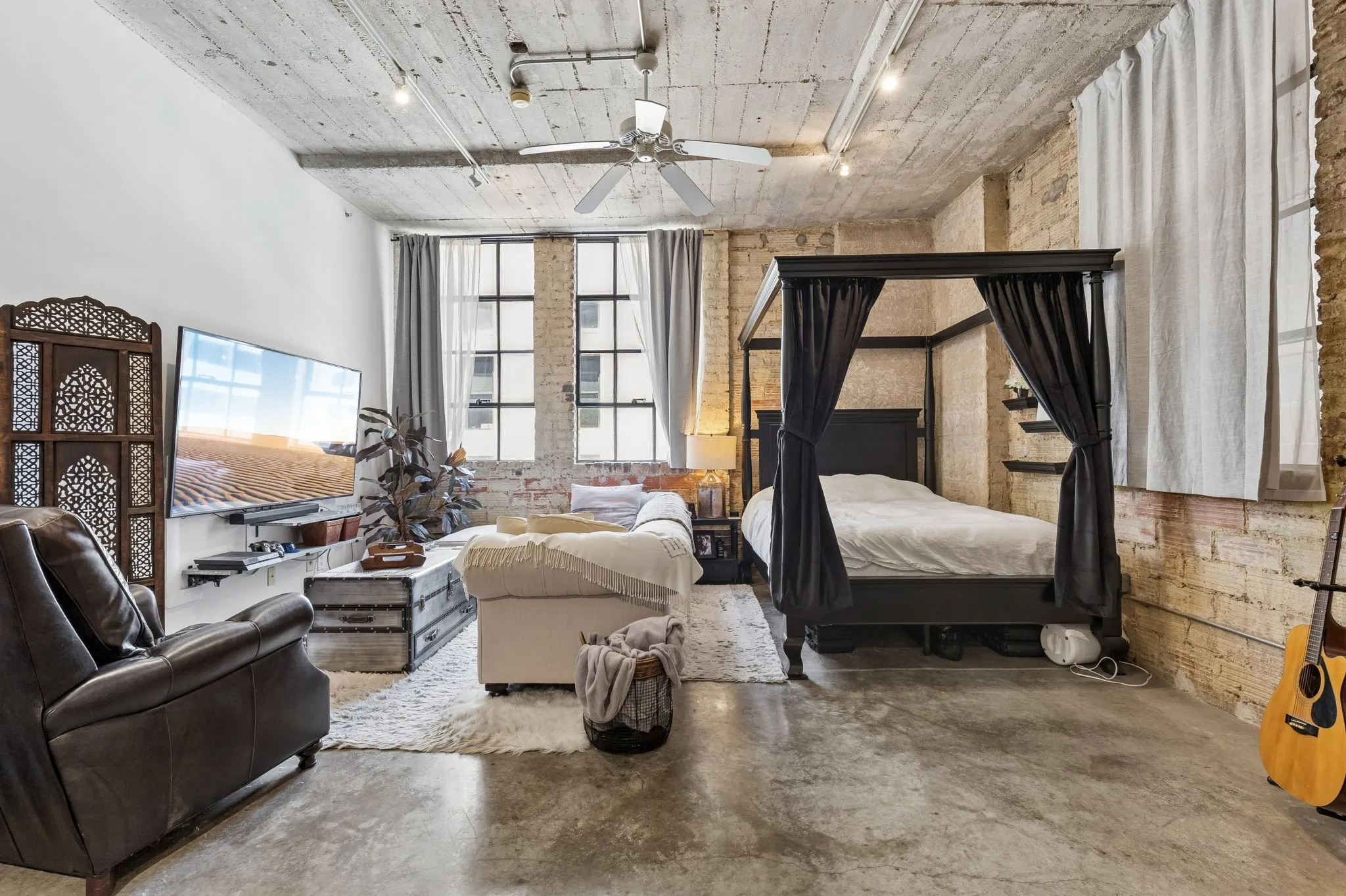 Condominium For Sale in Dallas County , 1122 Jackson Street 820, Dallas, Texas 75202, 1 Bedroom, 1 Bathroom, 1 Garage spaces, 1,024 Sqft, built in 1925, mls#21271634, Real Estate Agent in Dallas, Homes For Sale in Dallas county, Homes For Sale in Dallas, Realtor in Dallas Texas, Real Estate Brokerage Independent Realty Texas, Luminita Cordes Realtor