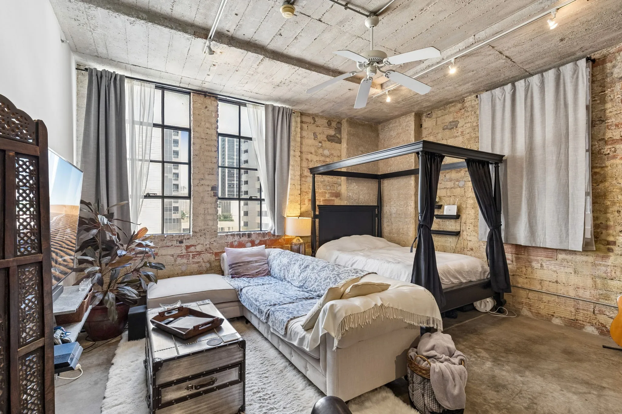 Condominium For Sale in Dallas County , 1122 Jackson Street 820, Dallas, Texas 75202, 1 Bedroom, 1 Bathroom, 1 Garage spaces, 1,024 Sqft, built in 1925, mls#21271634, Real Estate Agent in Dallas, Homes For Sale in Dallas county, Homes For Sale in Dallas, Realtor in Dallas Texas, Real Estate Brokerage Independent Realty Texas, Luminita Cordes Realtor