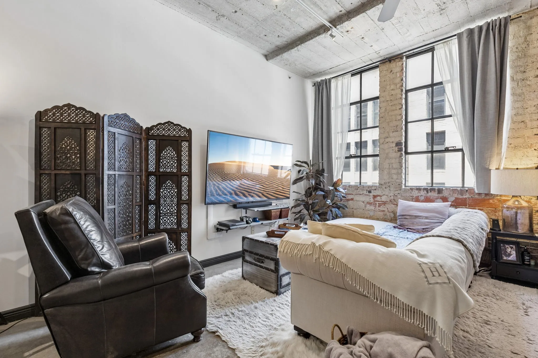 Condominium For Sale in Dallas County , 1122 Jackson Street 820, Dallas, Texas 75202, 1 Bedroom, 1 Bathroom, 1 Garage spaces, 1,024 Sqft, built in 1925, mls#21271634, Real Estate Agent in Dallas, Homes For Sale in Dallas county, Homes For Sale in Dallas, Realtor in Dallas Texas, Real Estate Brokerage Independent Realty Texas, Luminita Cordes Realtor