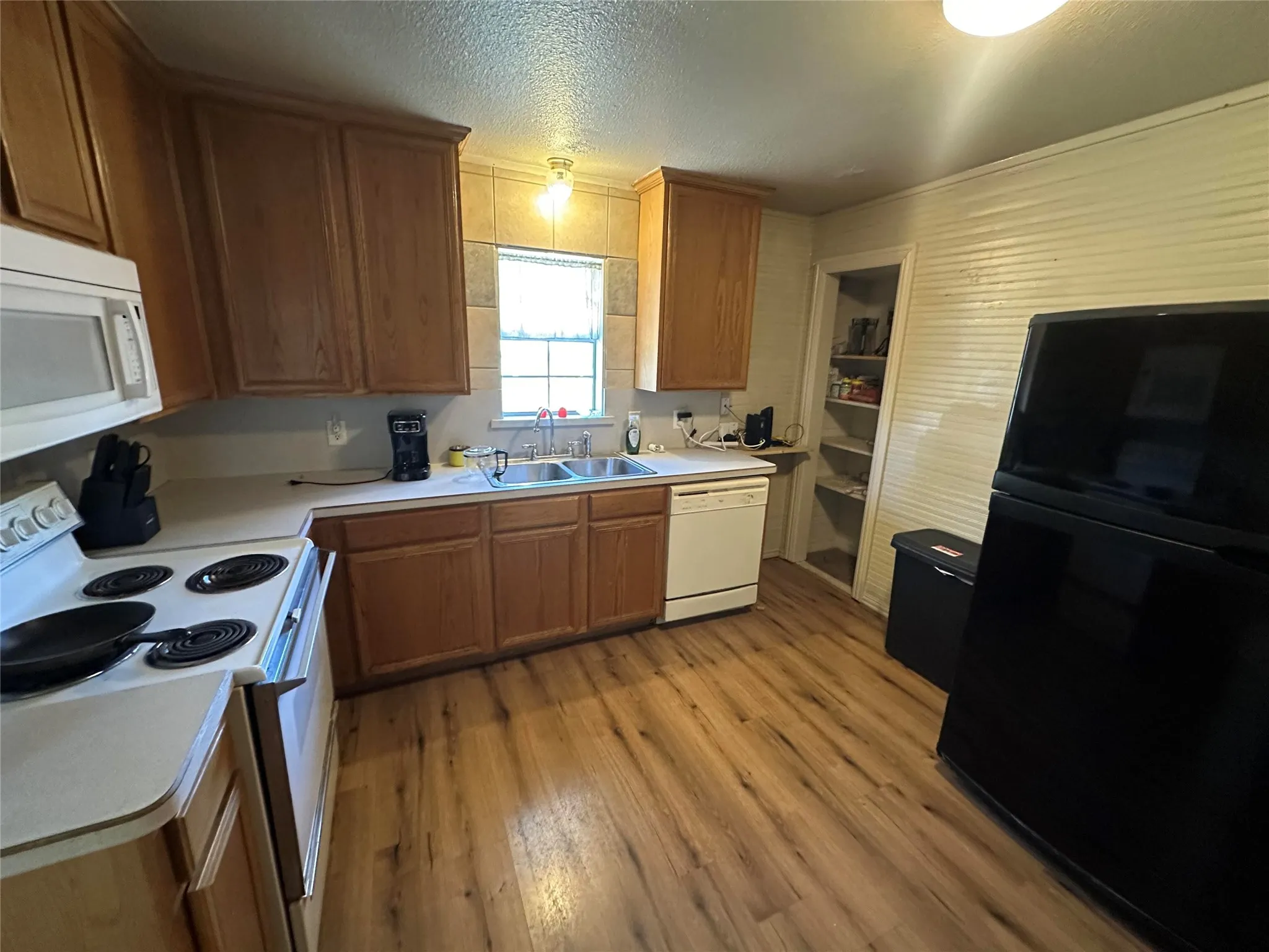 Single Family Residence For Rent in Ellis County , 900 W Avenue F, Midlothian, Texas 76065, 2 Bedrooms, 1 Bathroom, 2 Garage spaces, 1,419 Sqft, built in 1910, Price $1,950, mls#21274025, Real Estate Agent in Midlothian, Homes For Rent in Ellis county, Homes For Rent in Midlothian, Realtor in Midlothian Texas, Real Estate Brokerage Independent Realty Texas, Luminita Cordes Realtor