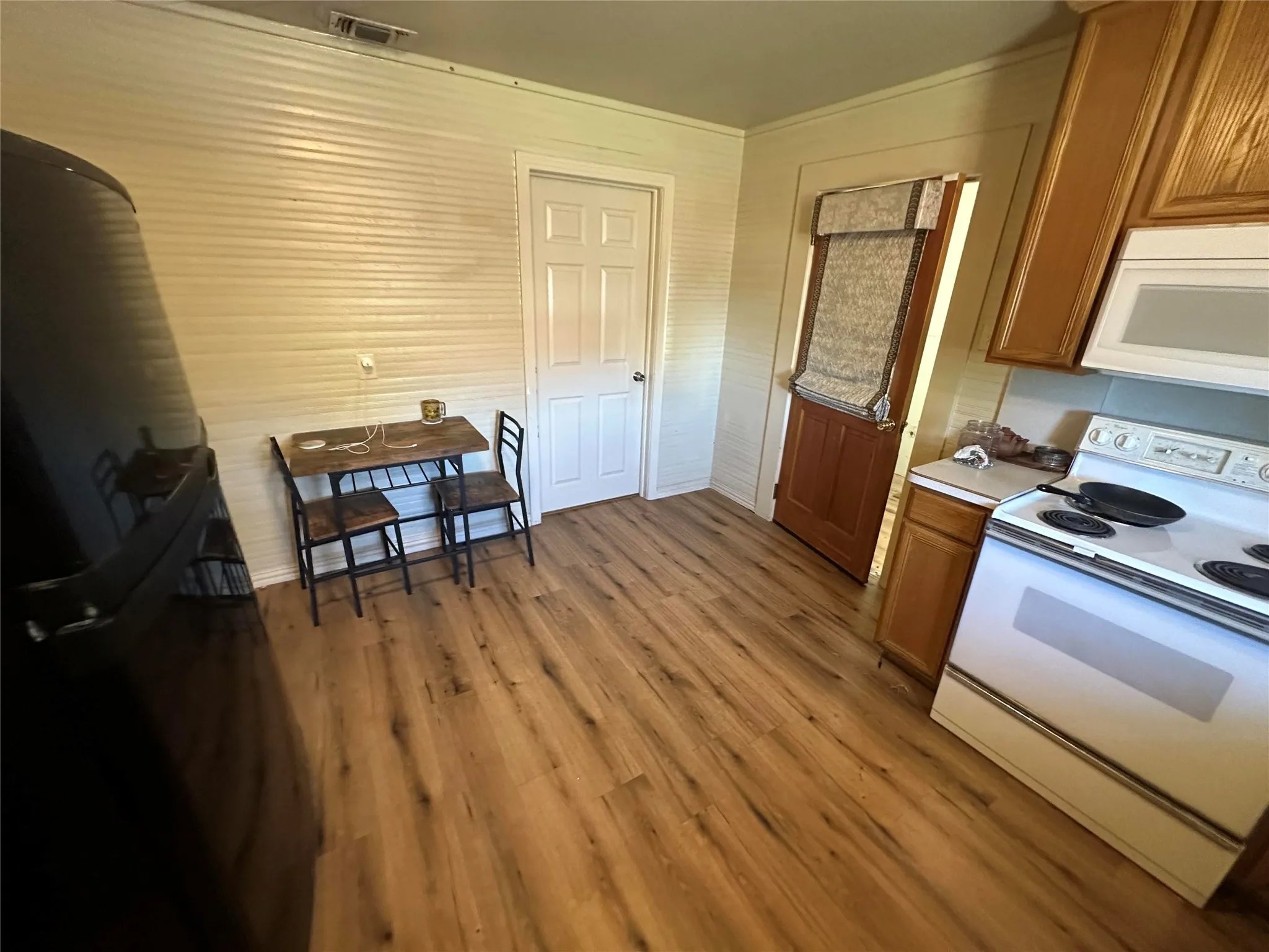 Single Family Residence For Rent in Ellis County , 900 W Avenue F, Midlothian, Texas 76065, 2 Bedrooms, 1 Bathroom, 2 Garage spaces, 1,419 Sqft, built in 1910, Price $1,950, mls#21274025, Real Estate Agent in Midlothian, Homes For Rent in Ellis county, Homes For Rent in Midlothian, Realtor in Midlothian Texas, Real Estate Brokerage Independent Realty Texas, Luminita Cordes Realtor