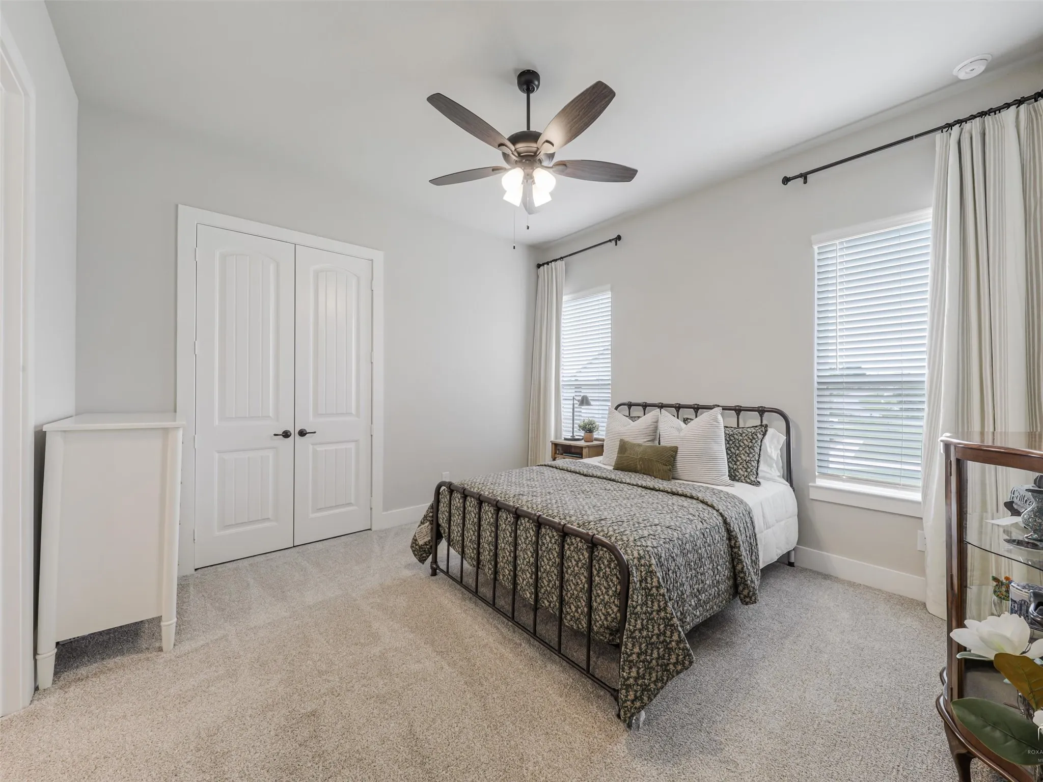 Second private bedroom on the main level at 544 Majors Road, perfect for multi-generational living in this 4-bedroom, 3.5-bath Van Alstyne home on 1 acre.