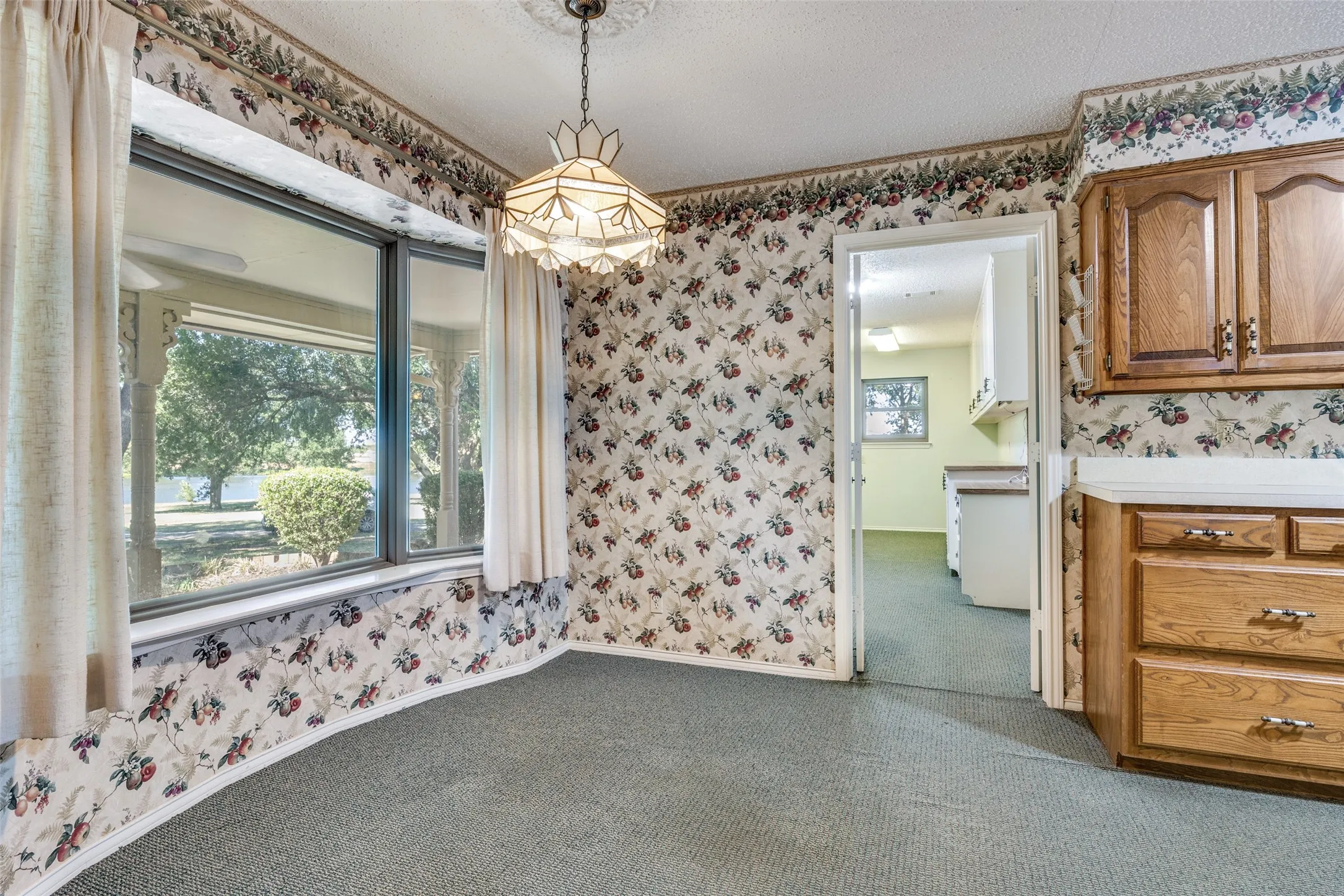 Single Family Residence For Sale in Denton County , 5547 Woodland Hills Drive, Denton, Texas 76208, 3 Bedroom, 2 Bathroom, 2 Garage spaces, 2,128 Sqft, built in 1982, mls#21274096, Real Estate Agent in Denton, Homes For Sale in Denton county, Homes For Sale in Denton, Realtor in Denton Texas, Real Estate Brokerage Independent Realty Texas, Luminita Cordes Realtor