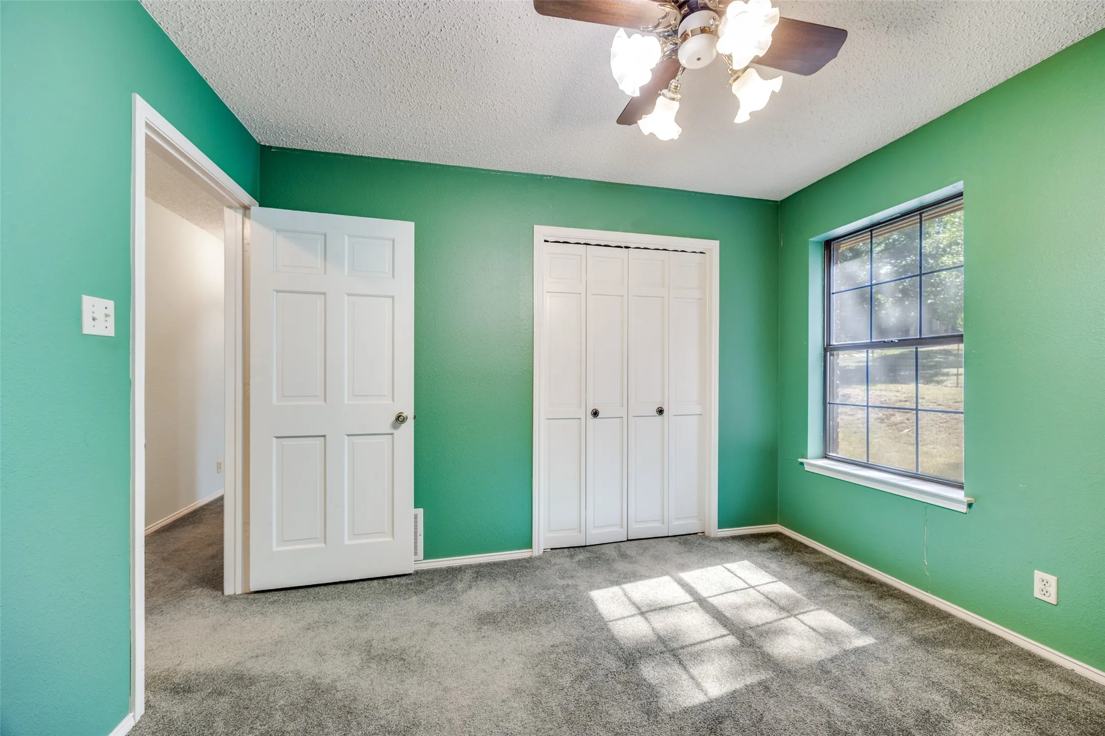 Single Family Residence For Sale in Denton County , 5547 Woodland Hills Drive, Denton, Texas 76208, 3 Bedroom, 2 Bathroom, 2 Garage spaces, 2,128 Sqft, built in 1982, mls#21274096, Real Estate Agent in Denton, Homes For Sale in Denton county, Homes For Sale in Denton, Realtor in Denton Texas, Real Estate Brokerage Independent Realty Texas, Luminita Cordes Realtor