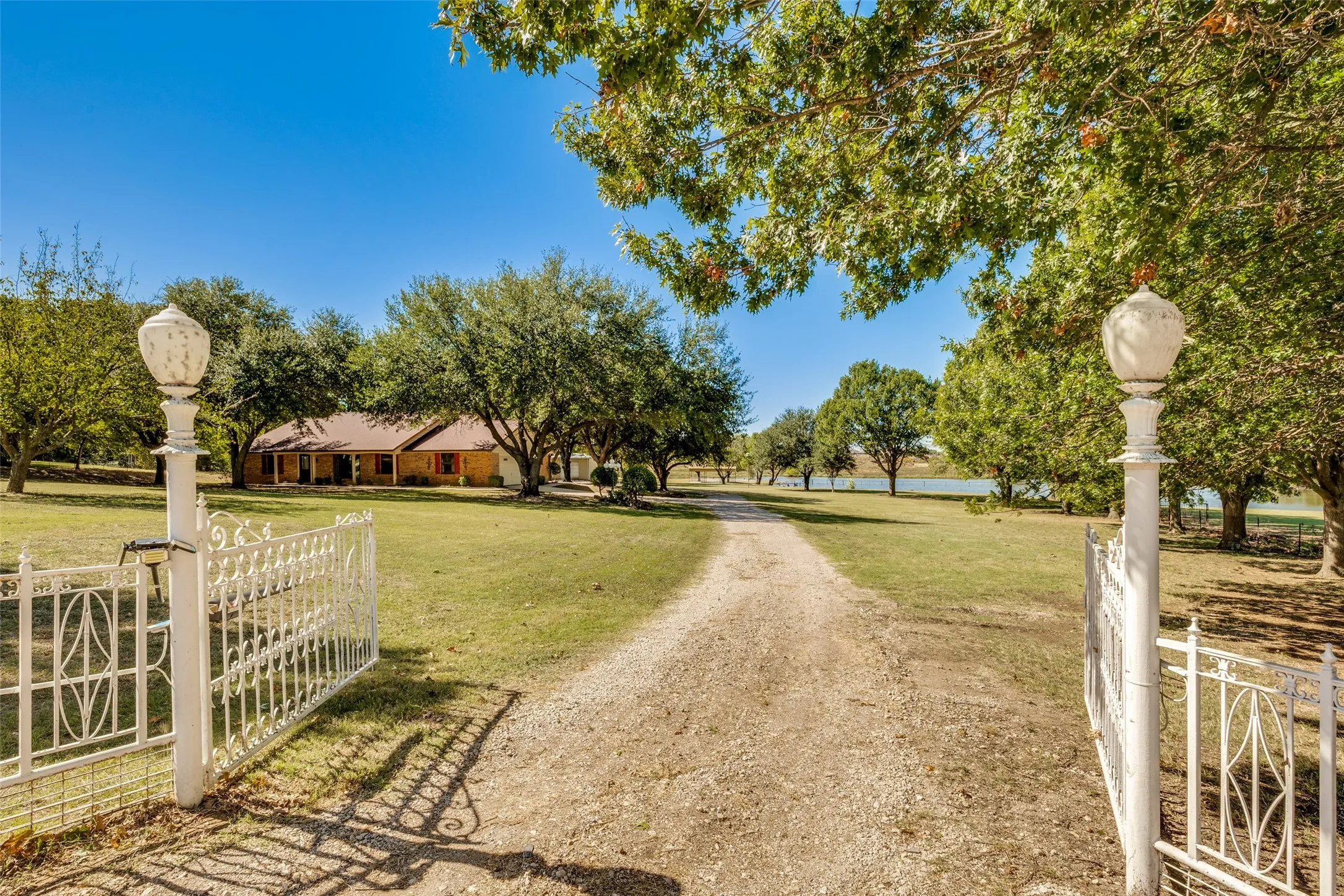 Single Family Residence For Sale in Denton County , 5547 Woodland Hills Drive, Denton, Texas 76208, 3 Bedroom, 2 Bathroom, 2 Garage spaces, 2,128 Sqft, built in 1982, mls#21274096, Real Estate Agent in Denton, Homes For Sale in Denton county, Homes For Sale in Denton, Realtor in Denton Texas, Real Estate Brokerage Independent Realty Texas, Luminita Cordes Realtor
