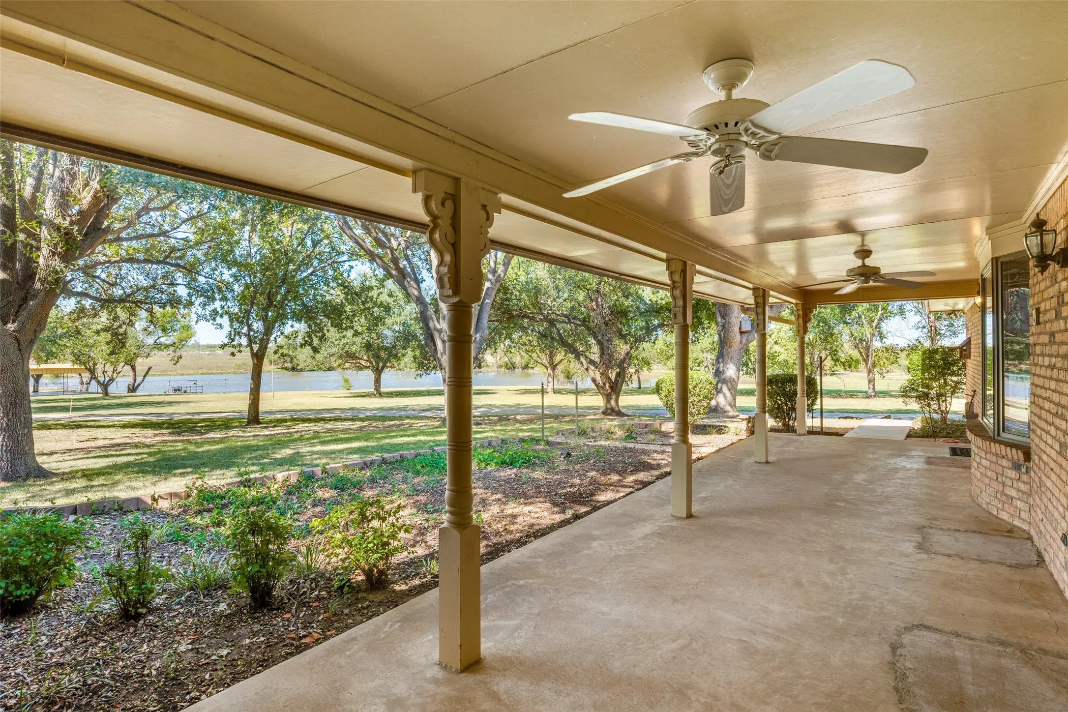 Single Family Residence For Sale in Denton County , 5547 Woodland Hills Drive, Denton, Texas 76208, 3 Bedroom, 2 Bathroom, 2 Garage spaces, 2,128 Sqft, built in 1982, mls#21274096, Real Estate Agent in Denton, Homes For Sale in Denton county, Homes For Sale in Denton, Realtor in Denton Texas, Real Estate Brokerage Independent Realty Texas, Luminita Cordes Realtor