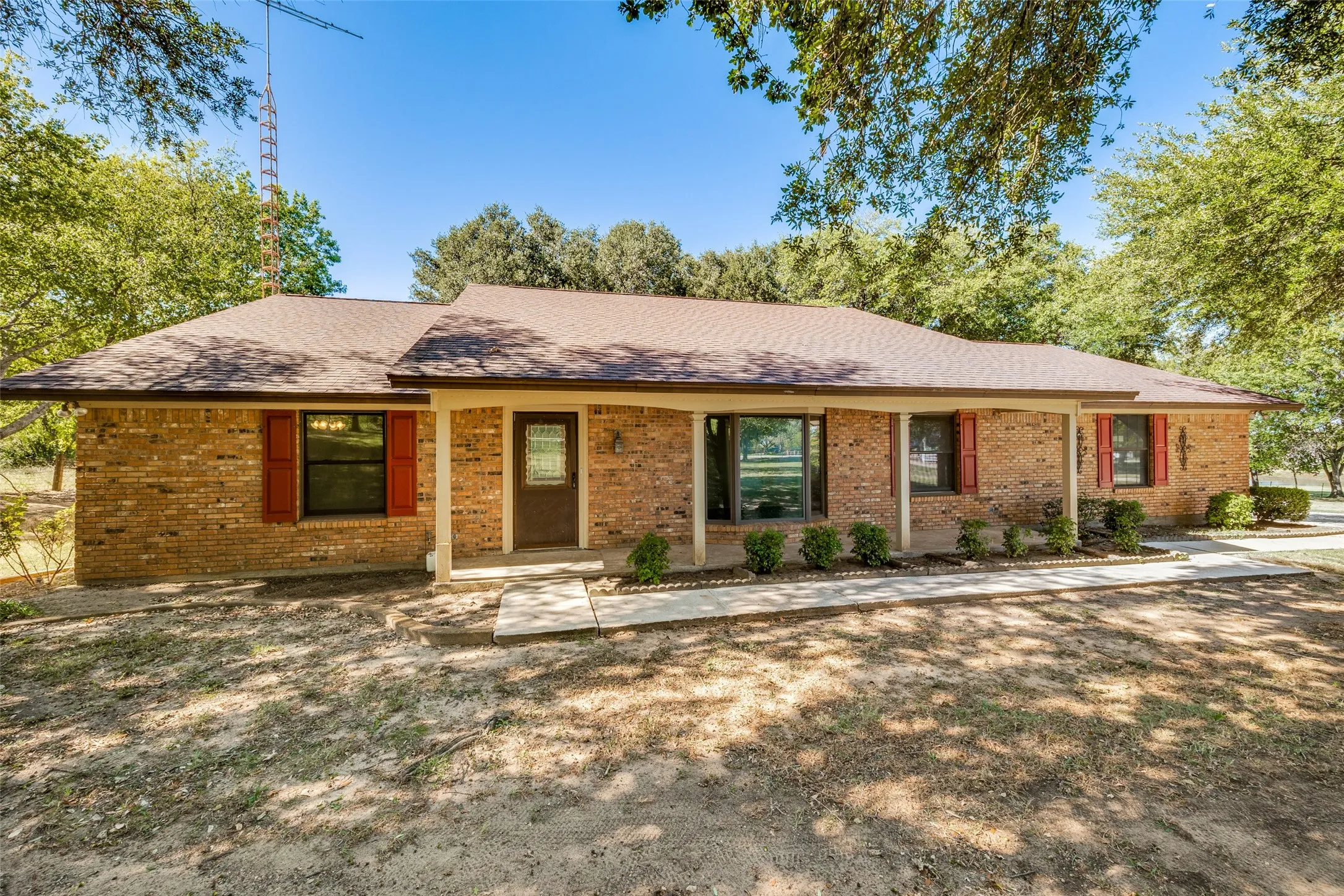 Single Family Residence For Sale in Denton County , 5547 Woodland Hills Drive, Denton, Texas 76208, 3 Bedroom, 2 Bathroom, 2 Garage spaces, 2,128 Sqft, built in 1982, mls#21274096, Real Estate Agent in Denton, Homes For Sale in Denton county, Homes For Sale in Denton, Realtor in Denton Texas, Real Estate Brokerage Independent Realty Texas, Luminita Cordes Realtor
