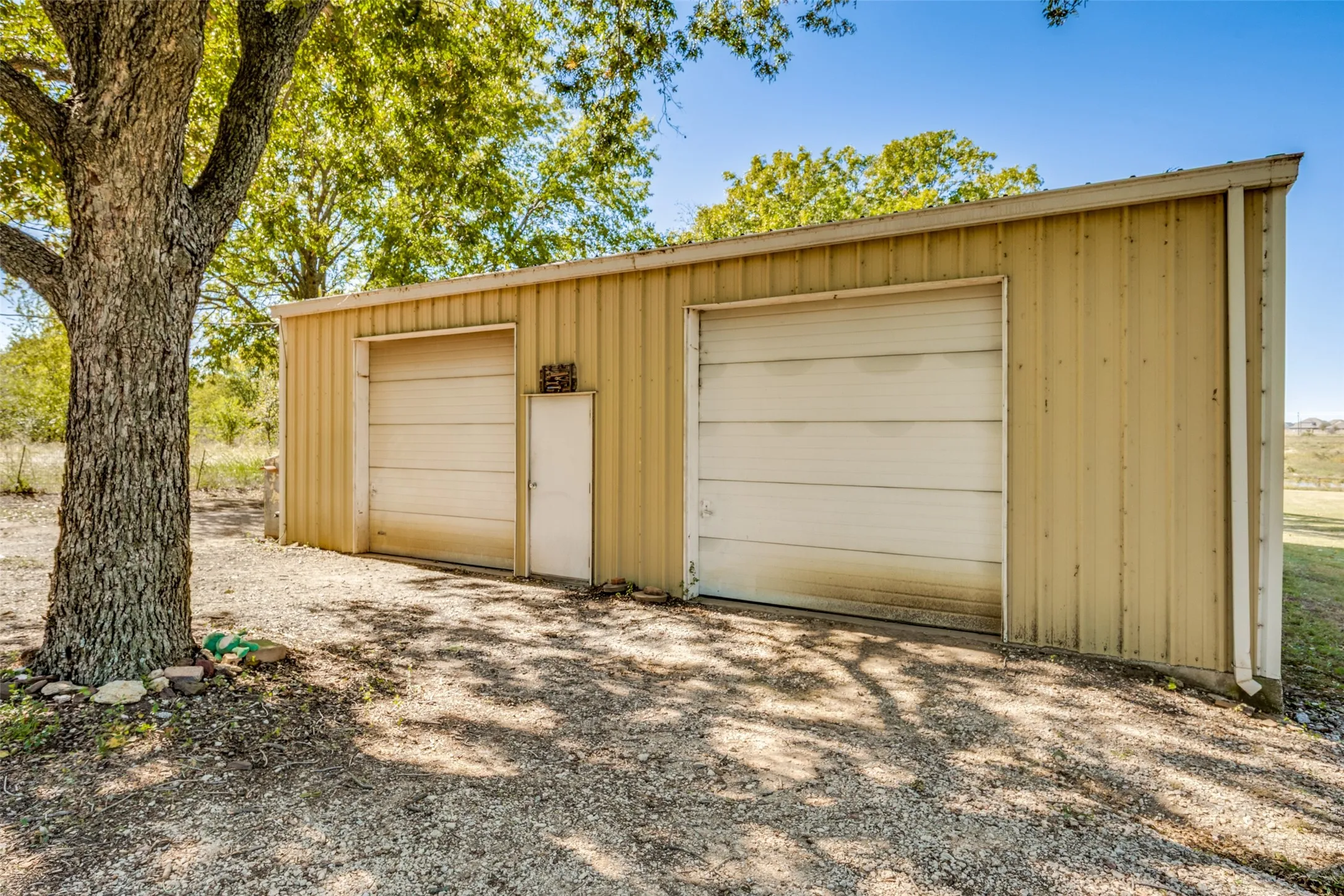 Single Family Residence For Sale in Denton County , 5547 Woodland Hills Drive, Denton, Texas 76208, 3 Bedroom, 2 Bathroom, 2 Garage spaces, 2,128 Sqft, built in 1982, mls#21274096, Real Estate Agent in Denton, Homes For Sale in Denton county, Homes For Sale in Denton, Realtor in Denton Texas, Real Estate Brokerage Independent Realty Texas, Luminita Cordes Realtor