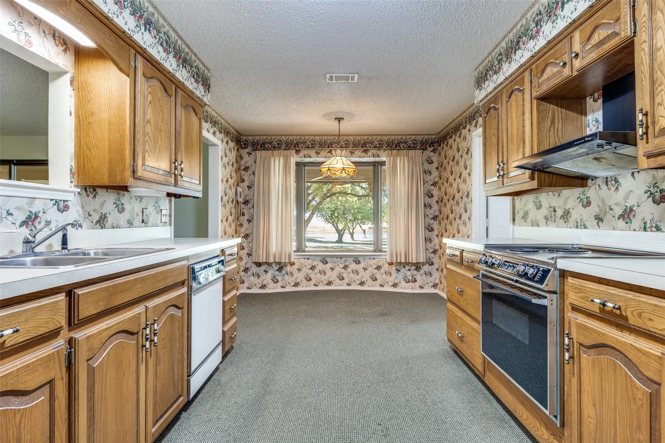 Single Family Residence For Sale in Denton County , 5547 Woodland Hills Drive, Denton, Texas 76208, 3 Bedroom, 2 Bathroom, 2 Garage spaces, 2,128 Sqft, built in 1982, mls#21274096, Real Estate Agent in Denton, Homes For Sale in Denton county, Homes For Sale in Denton, Realtor in Denton Texas, Real Estate Brokerage Independent Realty Texas, Luminita Cordes Realtor