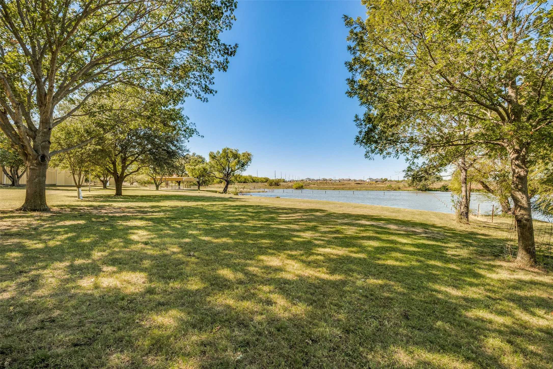 Single Family Residence For Sale in Denton County , 5547 Woodland Hills Drive, Denton, Texas 76208, 3 Bedroom, 2 Bathroom, 2 Garage spaces, 2,128 Sqft, built in 1982, mls#21274096, Real Estate Agent in Denton, Homes For Sale in Denton county, Homes For Sale in Denton, Realtor in Denton Texas, Real Estate Brokerage Independent Realty Texas, Luminita Cordes Realtor