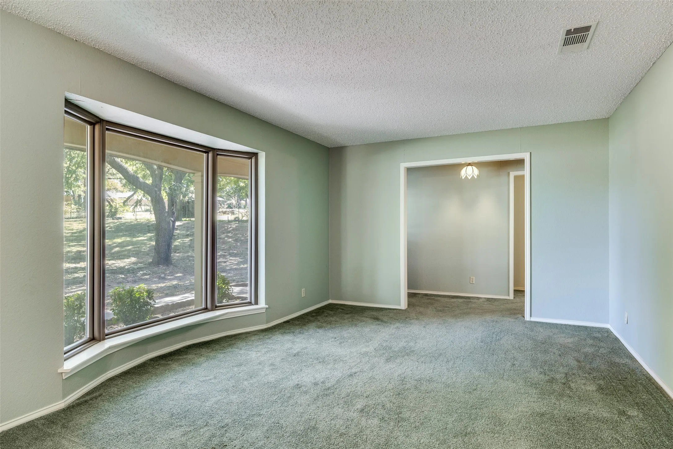 Single Family Residence For Sale in Denton County , 5547 Woodland Hills Drive, Denton, Texas 76208, 3 Bedroom, 2 Bathroom, 2 Garage spaces, 2,128 Sqft, built in 1982, mls#21274096, Real Estate Agent in Denton, Homes For Sale in Denton county, Homes For Sale in Denton, Realtor in Denton Texas, Real Estate Brokerage Independent Realty Texas, Luminita Cordes Realtor