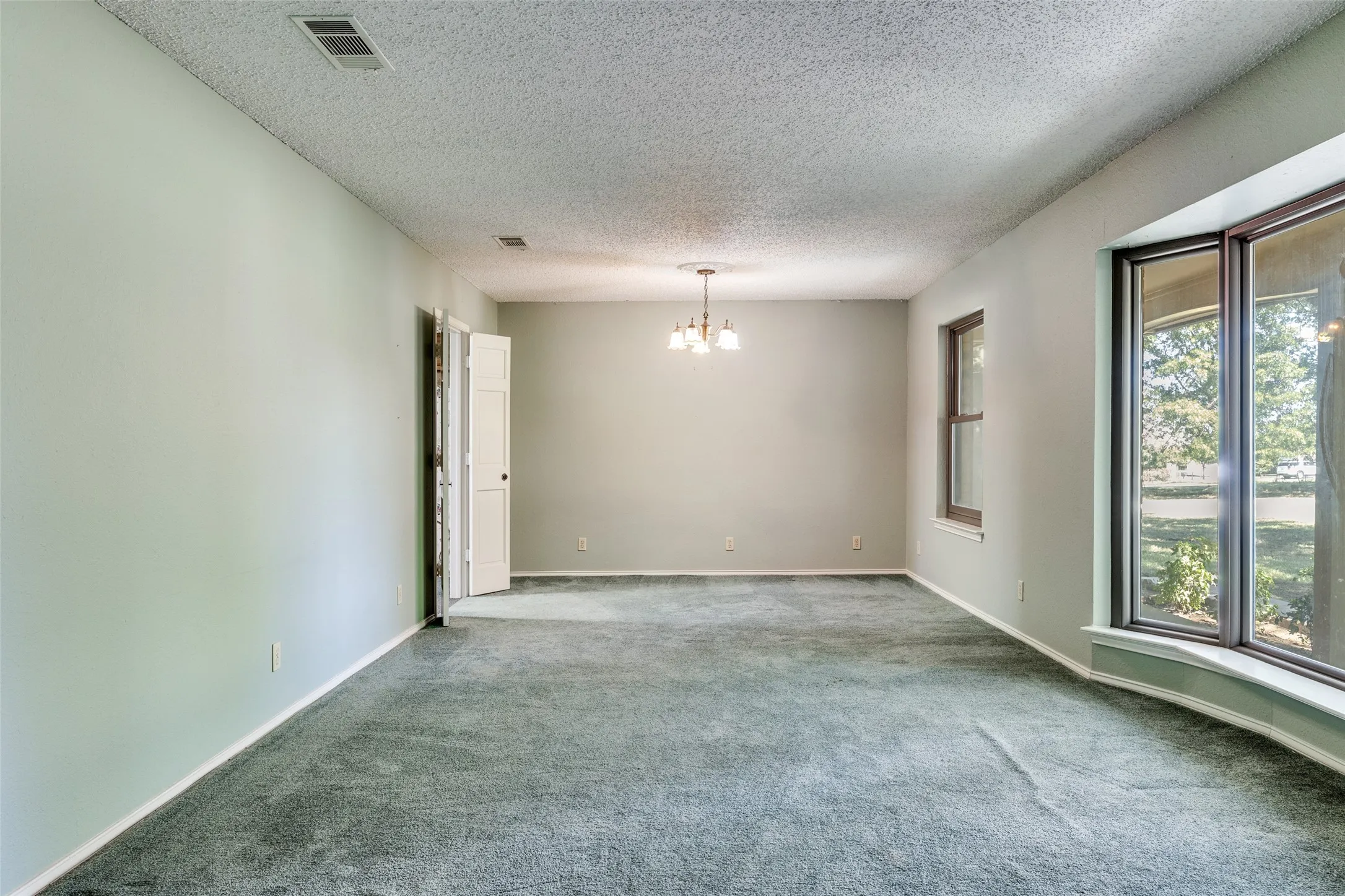 Single Family Residence For Sale in Denton County , 5547 Woodland Hills Drive, Denton, Texas 76208, 3 Bedroom, 2 Bathroom, 2 Garage spaces, 2,128 Sqft, built in 1982, mls#21274096, Real Estate Agent in Denton, Homes For Sale in Denton county, Homes For Sale in Denton, Realtor in Denton Texas, Real Estate Brokerage Independent Realty Texas, Luminita Cordes Realtor