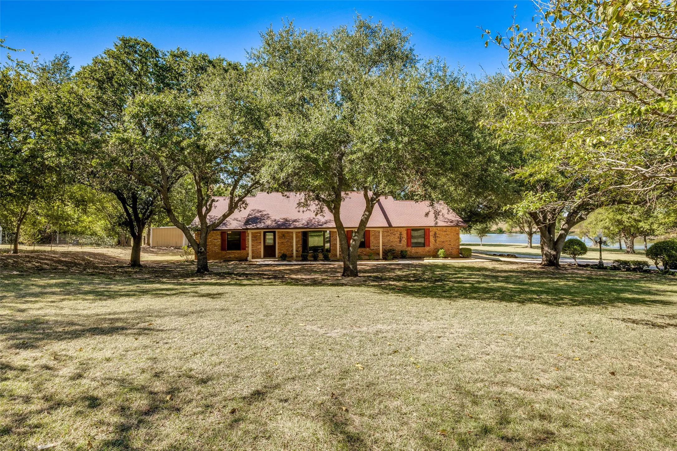 Single Family Residence For Sale in Denton County , 5547 Woodland Hills Drive, Denton, Texas 76208, 3 Bedroom, 2 Bathroom, 2 Garage spaces, 2,128 Sqft, built in 1982, mls#21274096, Real Estate Agent in Denton, Homes For Sale in Denton county, Homes For Sale in Denton, Realtor in Denton Texas, Real Estate Brokerage Independent Realty Texas, Luminita Cordes Realtor