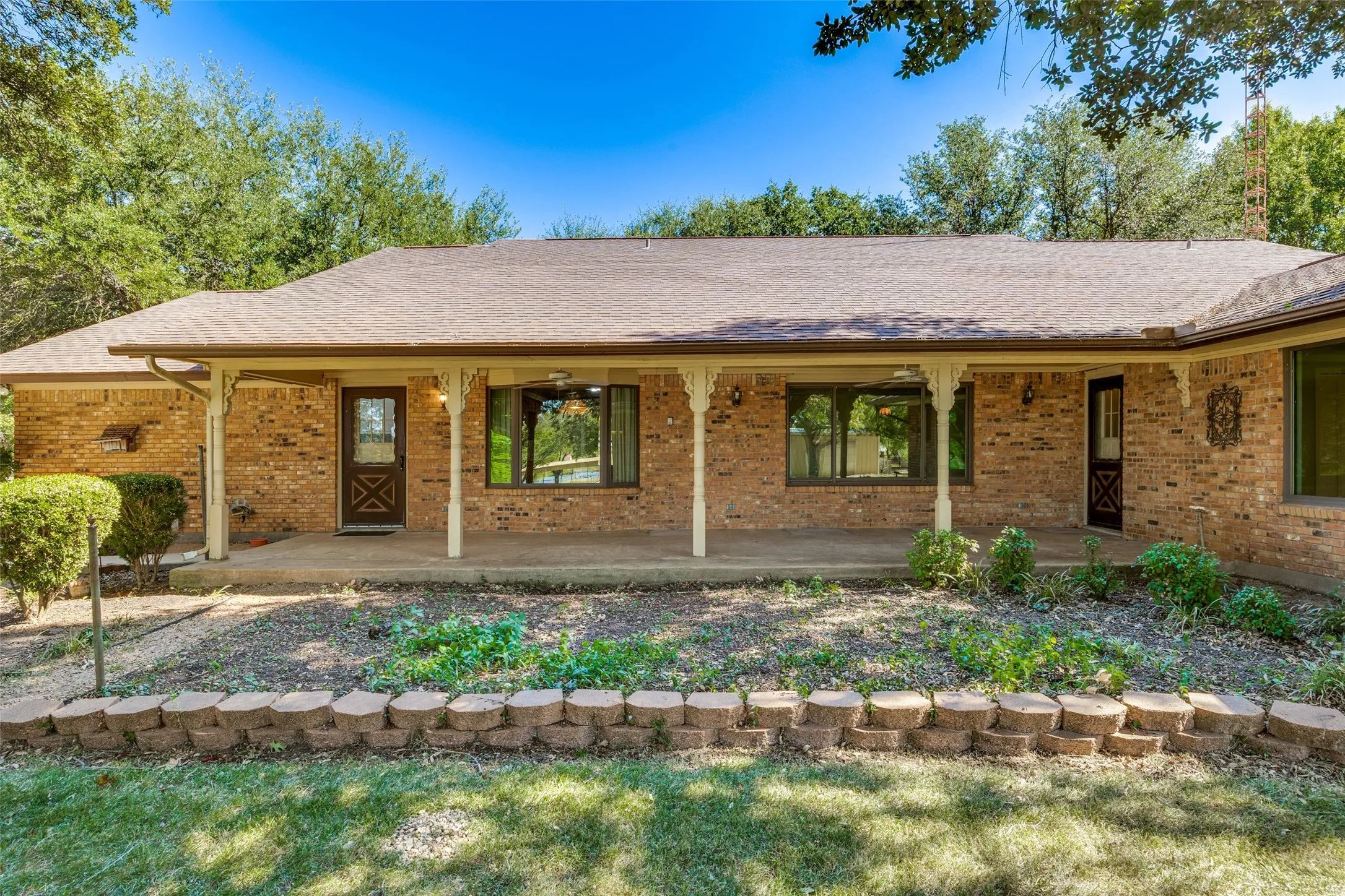 Single Family Residence For Sale in Denton County , 5547 Woodland Hills Drive, Denton, Texas 76208, 3 Bedroom, 2 Bathroom, 2 Garage spaces, 2,128 Sqft, built in 1982, mls#21274096, Real Estate Agent in Denton, Homes For Sale in Denton county, Homes For Sale in Denton, Realtor in Denton Texas, Real Estate Brokerage Independent Realty Texas, Luminita Cordes Realtor