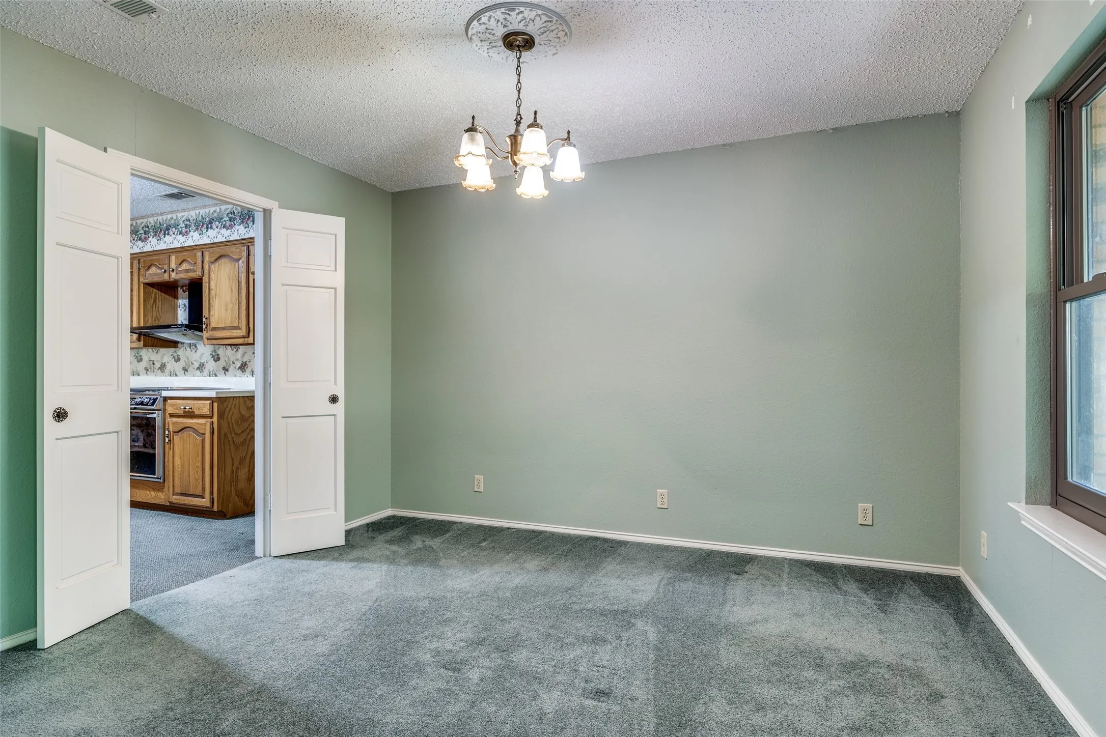 Single Family Residence For Sale in Denton County , 5547 Woodland Hills Drive, Denton, Texas 76208, 3 Bedroom, 2 Bathroom, 2 Garage spaces, 2,128 Sqft, built in 1982, mls#21274096, Real Estate Agent in Denton, Homes For Sale in Denton county, Homes For Sale in Denton, Realtor in Denton Texas, Real Estate Brokerage Independent Realty Texas, Luminita Cordes Realtor