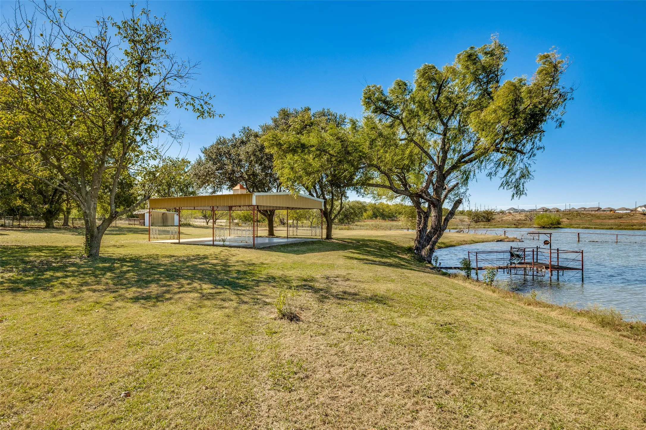 Single Family Residence For Sale in Denton County , 5547 Woodland Hills Drive, Denton, Texas 76208, 3 Bedroom, 2 Bathroom, 2 Garage spaces, 2,128 Sqft, built in 1982, mls#21274096, Real Estate Agent in Denton, Homes For Sale in Denton county, Homes For Sale in Denton, Realtor in Denton Texas, Real Estate Brokerage Independent Realty Texas, Luminita Cordes Realtor