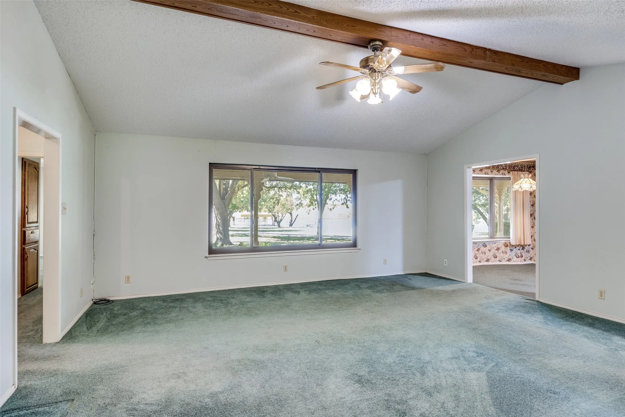 Single Family Residence For Sale in Denton County , 5547 Woodland Hills Drive, Denton, Texas 76208, 3 Bedroom, 2 Bathroom, 2 Garage spaces, 2,128 Sqft, built in 1982, mls#21274096, Real Estate Agent in Denton, Homes For Sale in Denton county, Homes For Sale in Denton, Realtor in Denton Texas, Real Estate Brokerage Independent Realty Texas, Luminita Cordes Realtor