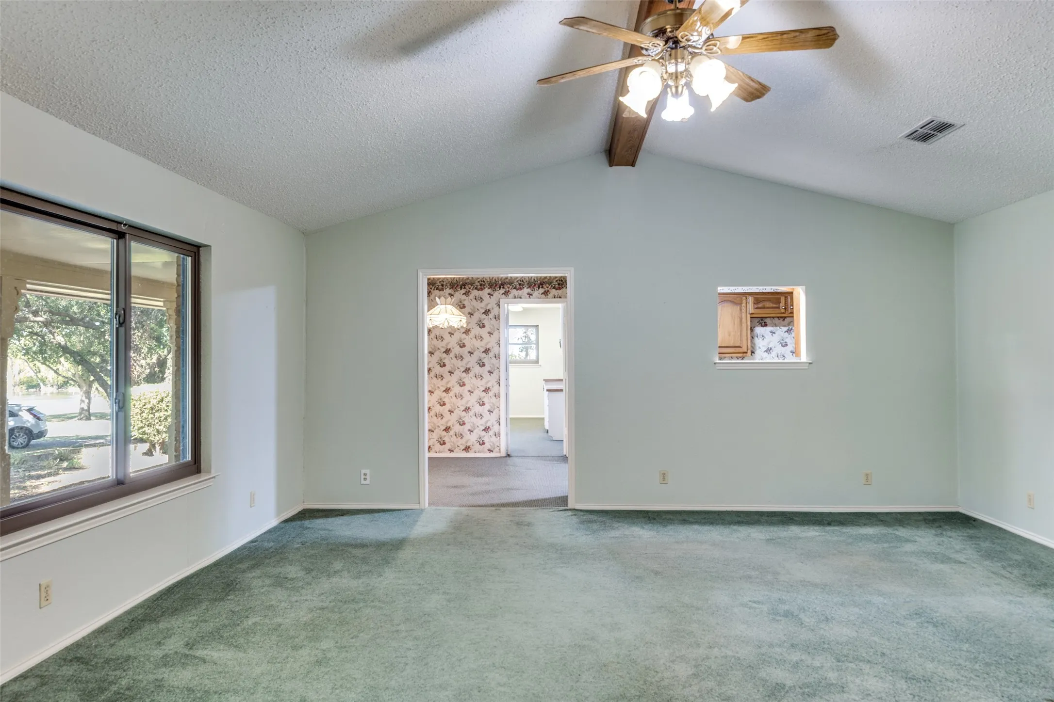 Single Family Residence For Sale in Denton County , 5547 Woodland Hills Drive, Denton, Texas 76208, 3 Bedroom, 2 Bathroom, 2 Garage spaces, 2,128 Sqft, built in 1982, mls#21274096, Real Estate Agent in Denton, Homes For Sale in Denton county, Homes For Sale in Denton, Realtor in Denton Texas, Real Estate Brokerage Independent Realty Texas, Luminita Cordes Realtor