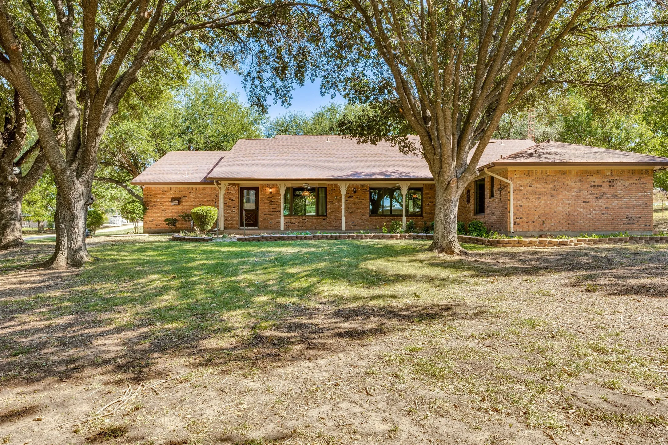 Single Family Residence For Sale in Denton County , 5547 Woodland Hills Drive, Denton, Texas 76208, 3 Bedroom, 2 Bathroom, 2 Garage spaces, 2,128 Sqft, built in 1982, mls#21274096, Real Estate Agent in Denton, Homes For Sale in Denton county, Homes For Sale in Denton, Realtor in Denton Texas, Real Estate Brokerage Independent Realty Texas, Luminita Cordes Realtor