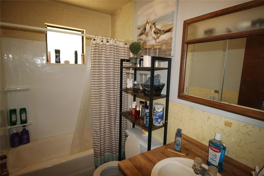 Single Family Residence For Sale in Cherokee County , 417 Myrtle Drive A/B, Jacksonville, Texas 75766, 2 Bedrooms, 2 Bathrooms, Garage spaces, 1,792 Sqft, built in 1975, Price $149,900, mls#21270725, Real Estate Agent in Jacksonville, Homes For Sale in Cherokee county, Homes For Sale in Jacksonville, Realtor in Jacksonville Texas, Real Estate Brokerage Independent Realty Texas, Luminita Cordes Realtor