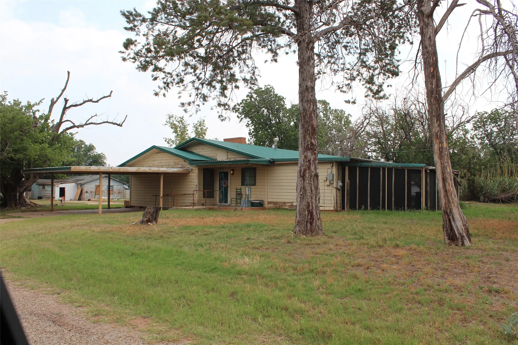 Single Family Residence For Sale in Knox County , 1001 SE 4th Street, Knox City, Texas 79529, 3 Bedroom, 2 Bathroom, Garage spaces, 2,377 Sqft, built in 1960, mls#21274131, Real Estate Agent in Knox City, Homes For Sale in Knox county, Homes For Sale in Knox City, Realtor in Knox City Texas, Real Estate Brokerage Independent Realty Texas, Luminita Cordes Realtor