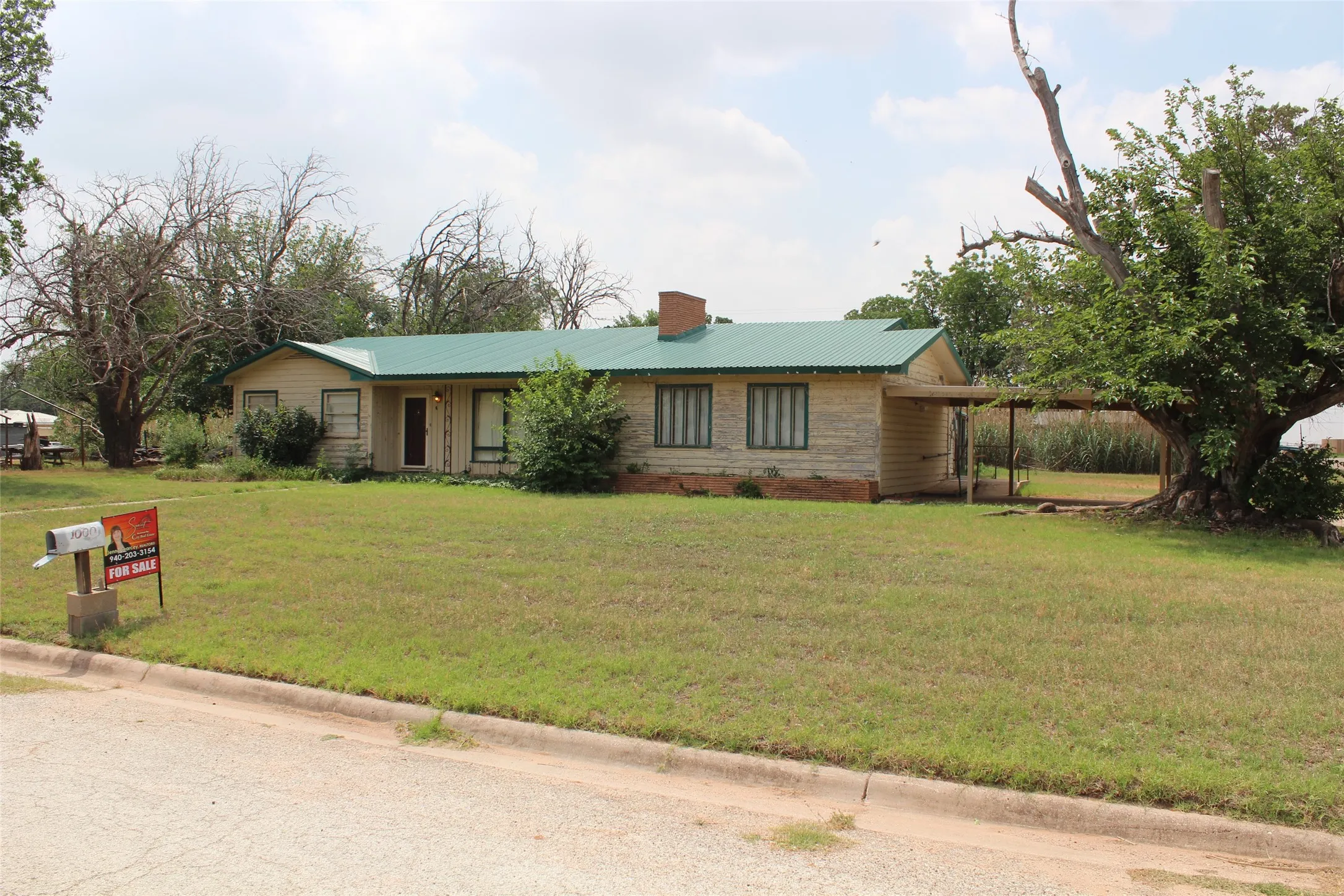 Single Family Residence For Sale in Knox County , 1001 SE 4th Street, Knox City, Texas 79529, 3 Bedroom, 2 Bathroom, Garage spaces, 2,377 Sqft, built in 1960, mls#21274131, Real Estate Agent in Knox City, Homes For Sale in Knox county, Homes For Sale in Knox City, Realtor in Knox City Texas, Real Estate Brokerage Independent Realty Texas, Luminita Cordes Realtor