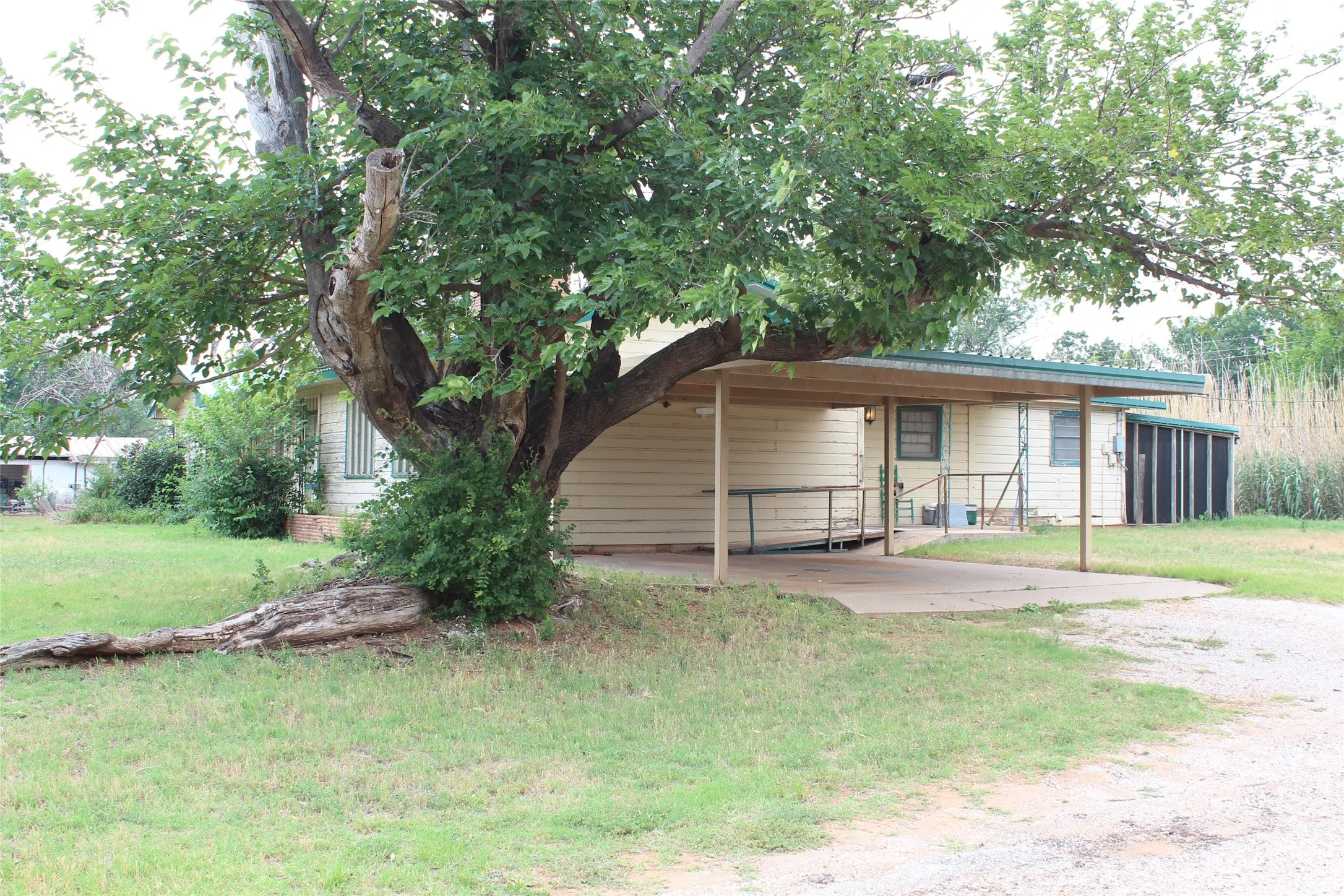 Single Family Residence For Sale in Knox County , 1001 SE 4th Street, Knox City, Texas 79529, 3 Bedroom, 2 Bathroom, Garage spaces, 2,377 Sqft, built in 1960, mls#21274131, Real Estate Agent in Knox City, Homes For Sale in Knox county, Homes For Sale in Knox City, Realtor in Knox City Texas, Real Estate Brokerage Independent Realty Texas, Luminita Cordes Realtor