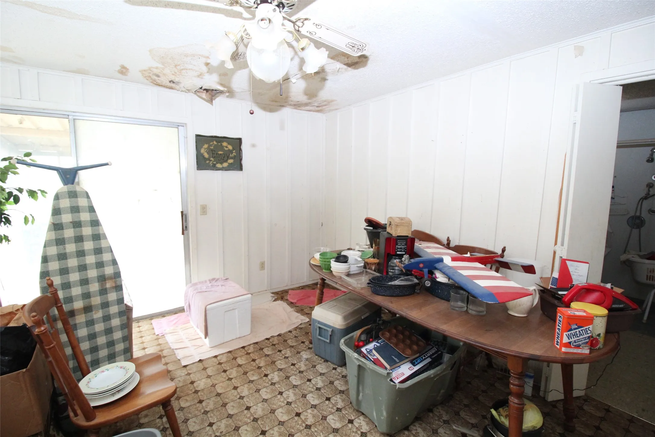 Single Family Residence For Sale in Knox County , 1001 SE 4th Street, Knox City, Texas 79529, 3 Bedroom, 2 Bathroom, Garage spaces, 2,377 Sqft, built in 1960, mls#21274131, Real Estate Agent in Knox City, Homes For Sale in Knox county, Homes For Sale in Knox City, Realtor in Knox City Texas, Real Estate Brokerage Independent Realty Texas, Luminita Cordes Realtor