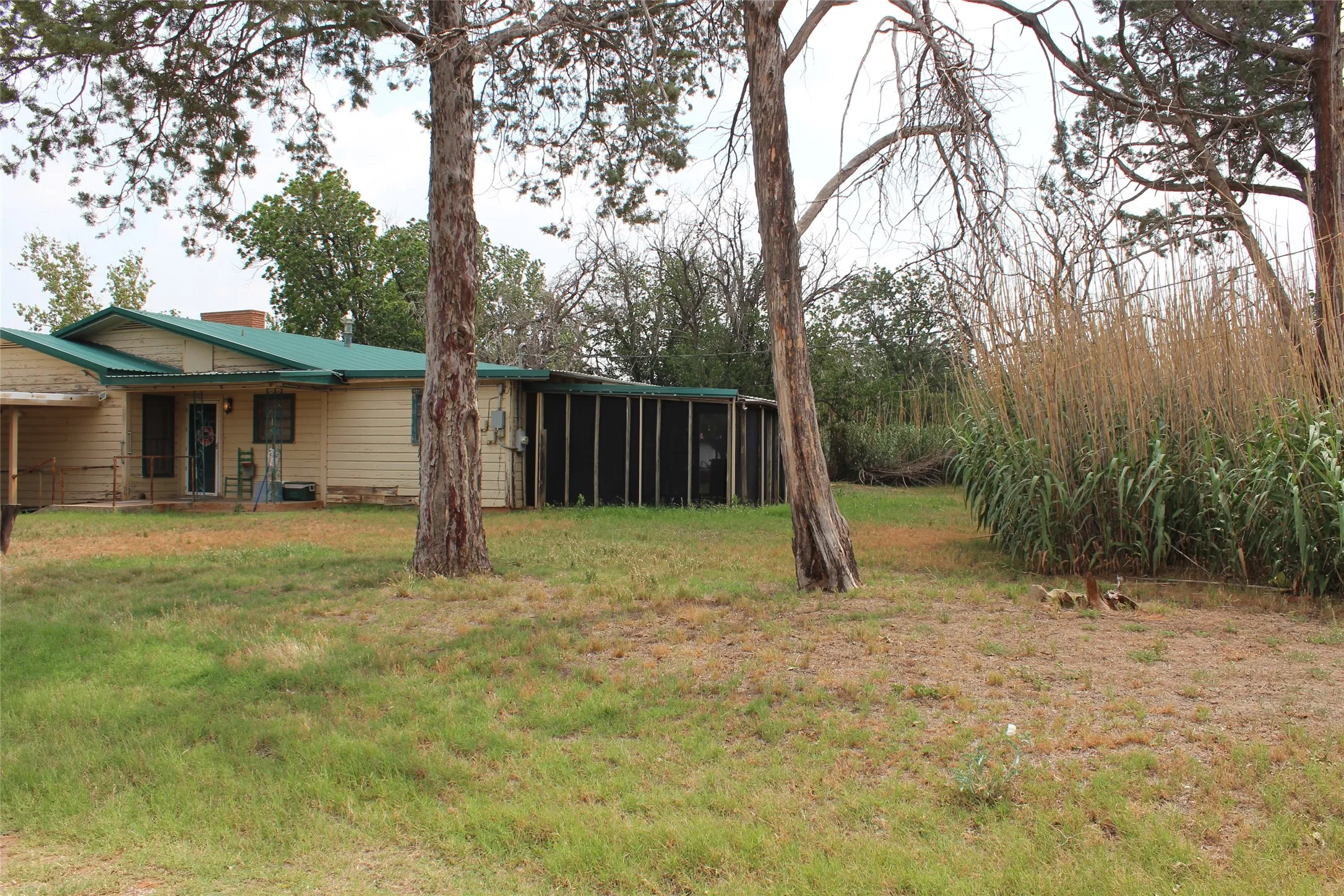 Single Family Residence For Sale in Knox County , 1001 SE 4th Street, Knox City, Texas 79529, 3 Bedroom, 2 Bathroom, Garage spaces, 2,377 Sqft, built in 1960, mls#21274131, Real Estate Agent in Knox City, Homes For Sale in Knox county, Homes For Sale in Knox City, Realtor in Knox City Texas, Real Estate Brokerage Independent Realty Texas, Luminita Cordes Realtor