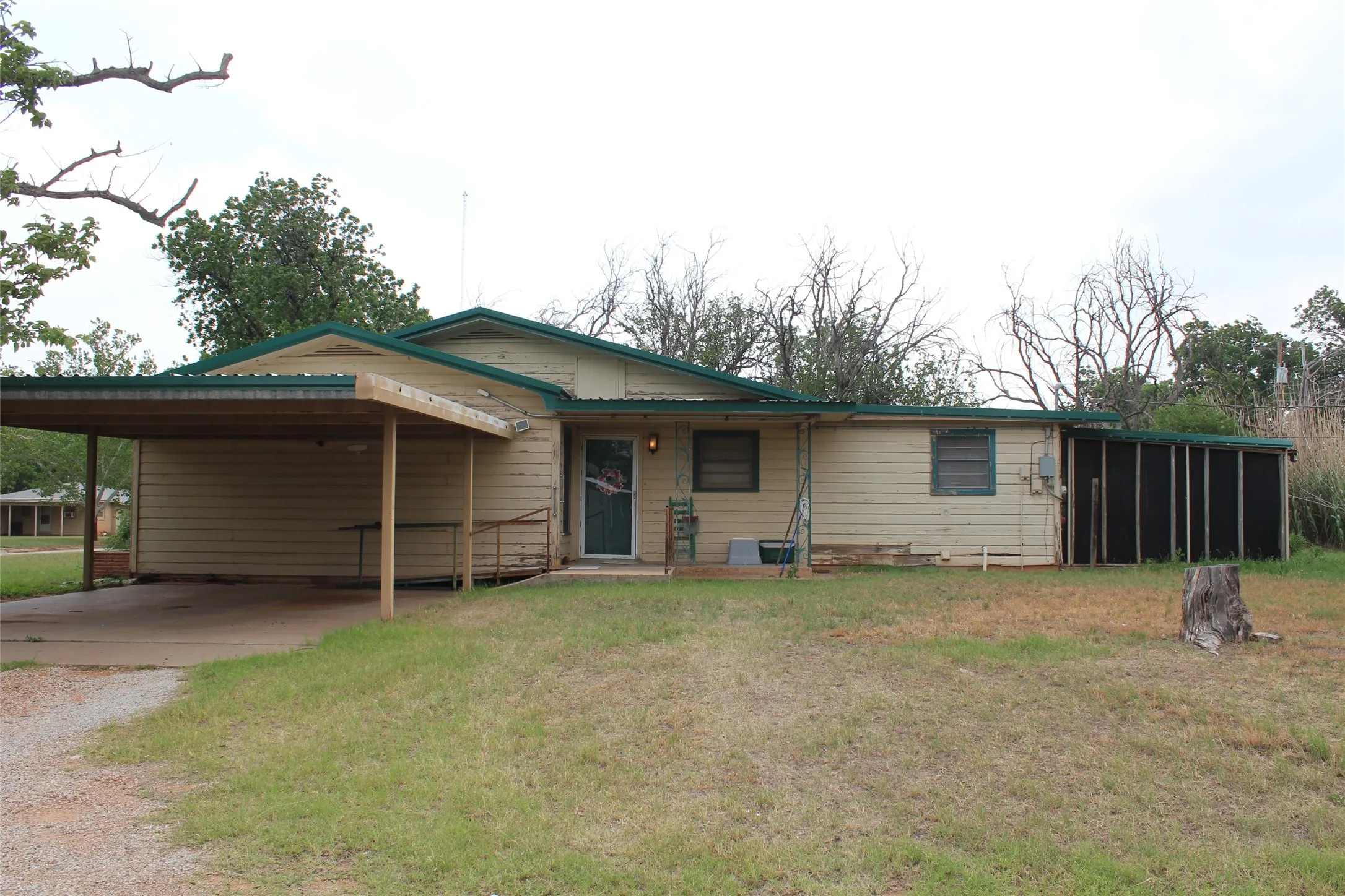 Single Family Residence For Sale in Knox County , 1001 SE 4th Street, Knox City, Texas 79529, 3 Bedroom, 2 Bathroom, Garage spaces, 2,377 Sqft, built in 1960, mls#21274131, Real Estate Agent in Knox City, Homes For Sale in Knox county, Homes For Sale in Knox City, Realtor in Knox City Texas, Real Estate Brokerage Independent Realty Texas, Luminita Cordes Realtor
