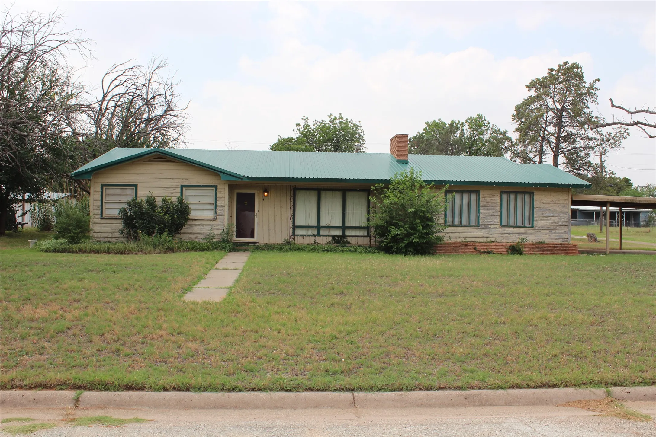 Single Family Residence For Sale in Knox County , 1001 SE 4th Street, Knox City, Texas 79529, 3 Bedroom, 2 Bathroom, Garage spaces, 2,377 Sqft, built in 1960, mls#21274131, Real Estate Agent in Knox City, Homes For Sale in Knox county, Homes For Sale in Knox City, Realtor in Knox City Texas, Real Estate Brokerage Independent Realty Texas, Luminita Cordes Realtor