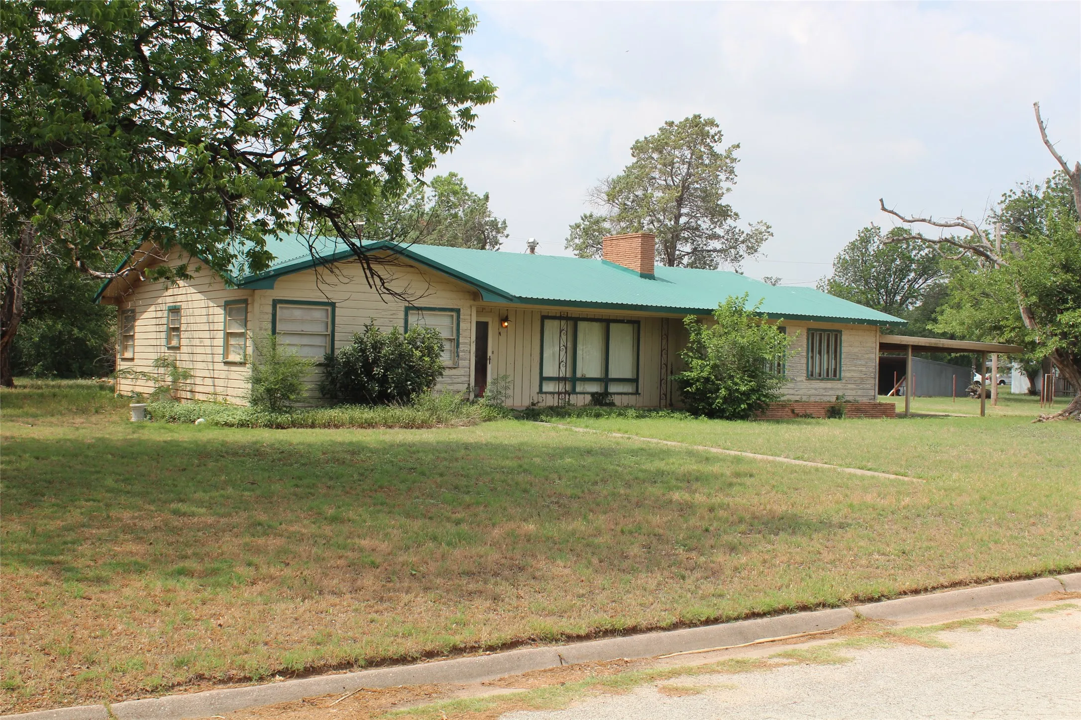 Single Family Residence For Sale in Knox County , 1001 SE 4th Street, Knox City, Texas 79529, 3 Bedroom, 2 Bathroom, Garage spaces, 2,377 Sqft, built in 1960, mls#21274131, Real Estate Agent in Knox City, Homes For Sale in Knox county, Homes For Sale in Knox City, Realtor in Knox City Texas, Real Estate Brokerage Independent Realty Texas, Luminita Cordes Realtor