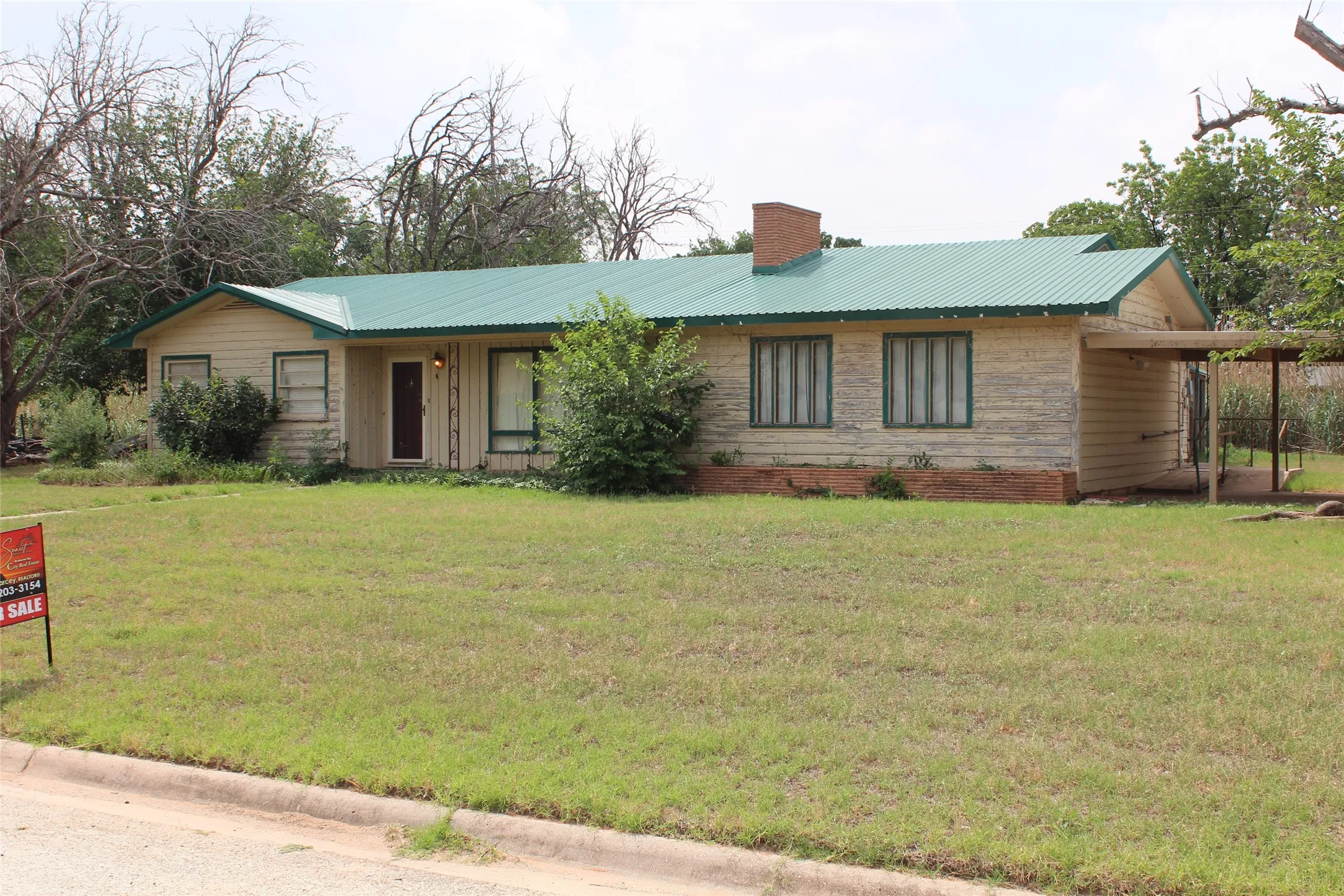 Single Family Residence For Sale in Knox County , 1001 SE 4th Street, Knox City, Texas 79529, 3 Bedroom, 2 Bathroom, Garage spaces, 2,377 Sqft, built in 1960, mls#21274131, Real Estate Agent in Knox City, Homes For Sale in Knox county, Homes For Sale in Knox City, Realtor in Knox City Texas, Real Estate Brokerage Independent Realty Texas, Luminita Cordes Realtor
