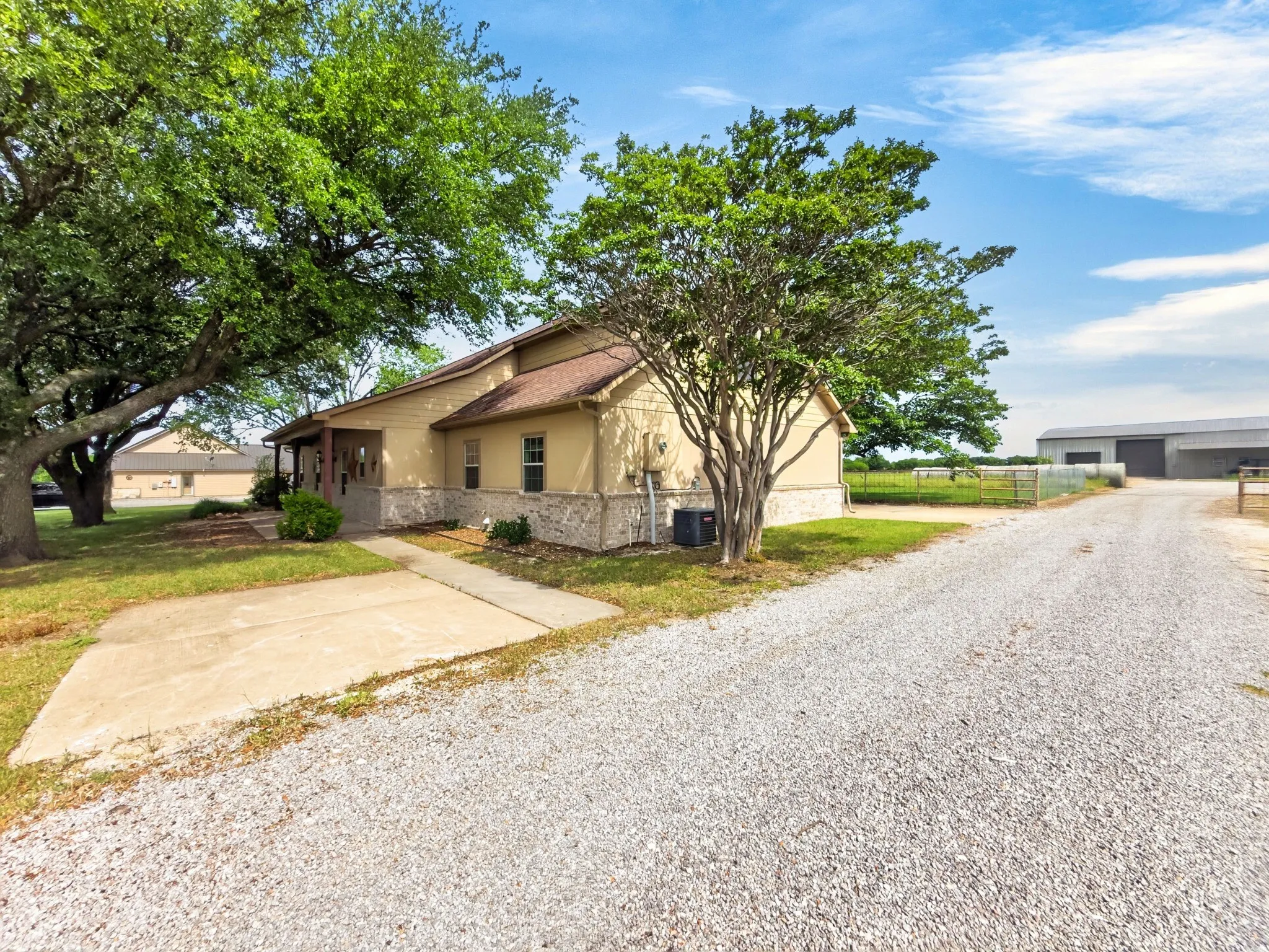 Single Family Residence For Sale in Grayson County , 1255 Vineyard Road, Gunter, Texas 75058, 4 Bedrooms, 3 Bathrooms, 2 Garage spaces, 2,507 Sqft, built in 2005, Price $575,000, mls#21274155, Real Estate Agent in Gunter, Homes For Sale in Grayson county, Homes For Sale in Gunter, Realtor in Gunter Texas, Real Estate Brokerage Independent Realty Texas, Luminita Cordes Realtor