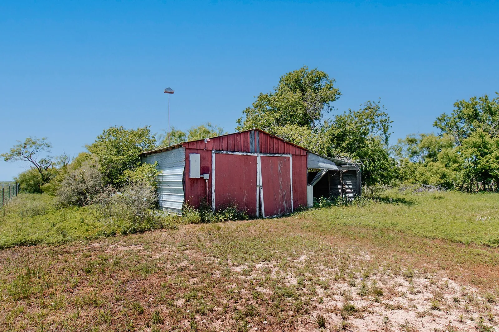 Single Family Residence For Sale in Mc Culloch County , 706 S Noyes Avenue, Melvin, Texas 76858, 3 Bedroom, 1 Bathroom, Garage spaces, 1,500 Sqft, built in 1950, mls#21273731, Real Estate Agent in Melvin, Homes For Sale in Mc Culloch county, Homes For Sale in Melvin, Realtor in Melvin Texas, Real Estate Brokerage Independent Realty Texas, Luminita Cordes Realtor