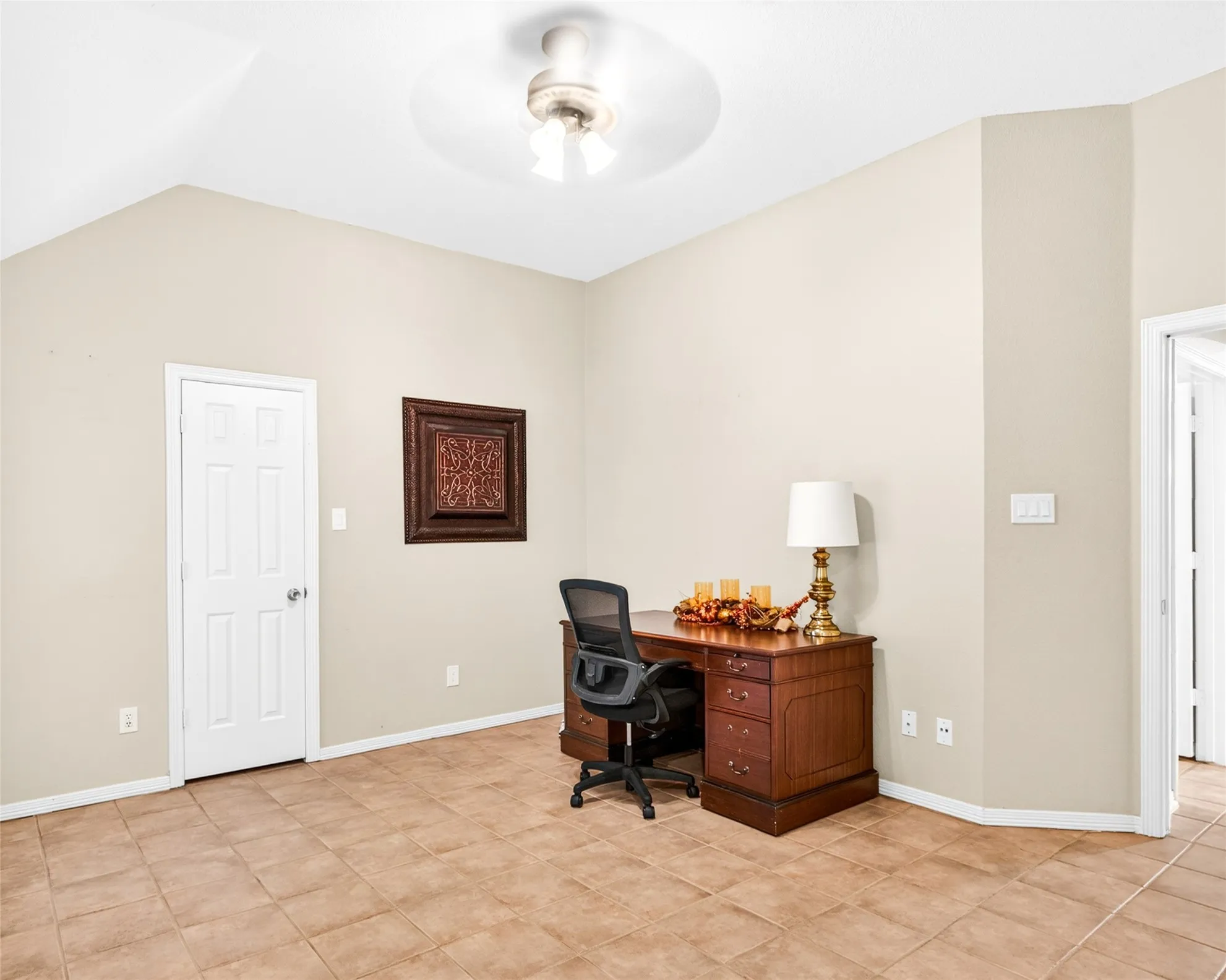 Vaulted ceiling with an attached ceiling fan and light fixture