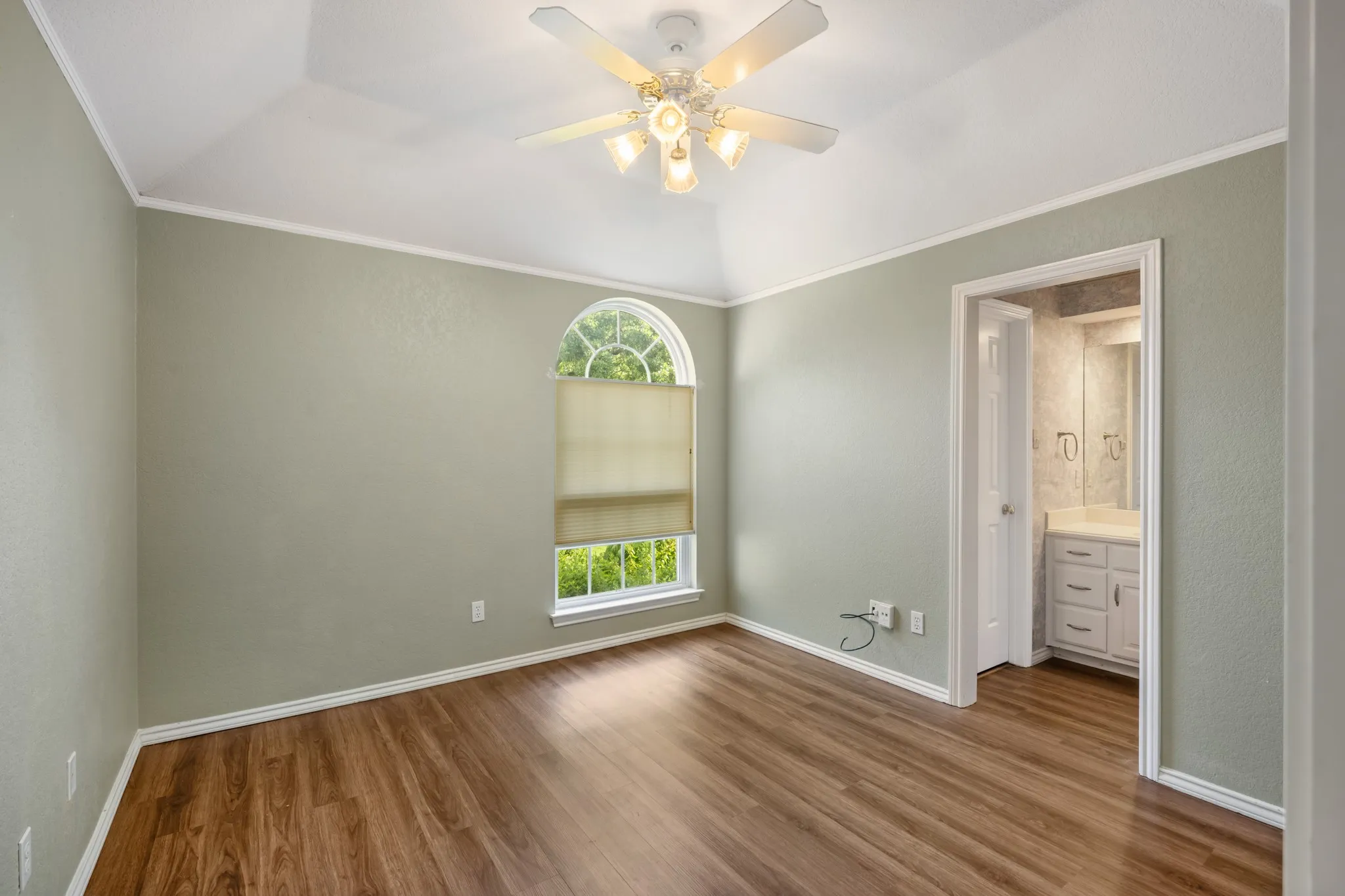 Secondary bedroom has an en-suite bath perfect for a mother-in-law.