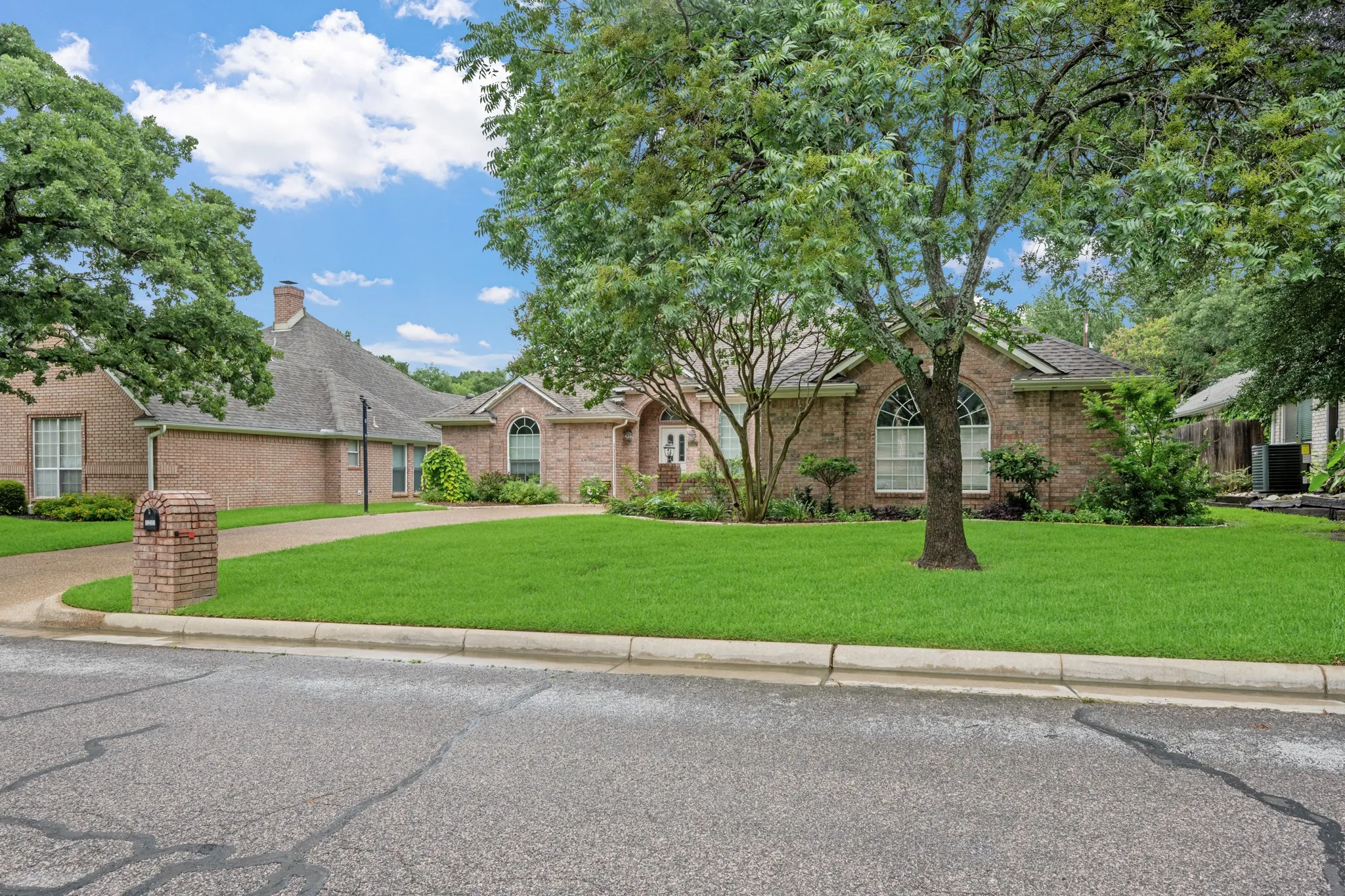 Single Family Residence For Sale in Tarrant County , 3317 Tiverton Court, Arlington, Texas 76001, 4 Bedroom, 3 Bathroom, 2 Garage spaces, 2,410 Sqft, built in 1992, mls#21273939, Real Estate Agent in Arlington, Homes For Sale in Tarrant county, Homes For Sale in Arlington, Realtor in Arlington Texas, Real Estate Brokerage Independent Realty Texas, Luminita Cordes Realtor