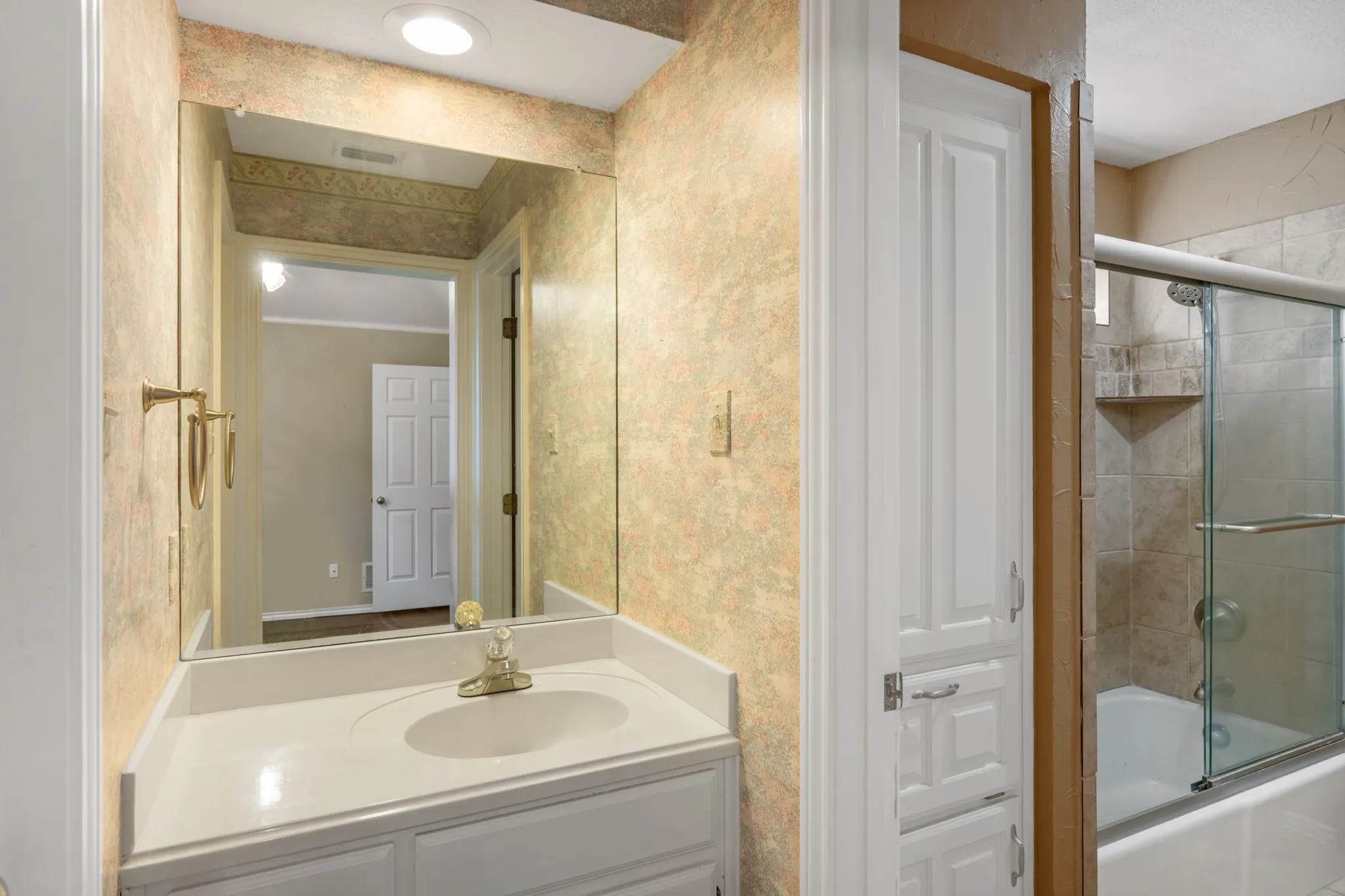 Secondary bath with good storage and tub/shower