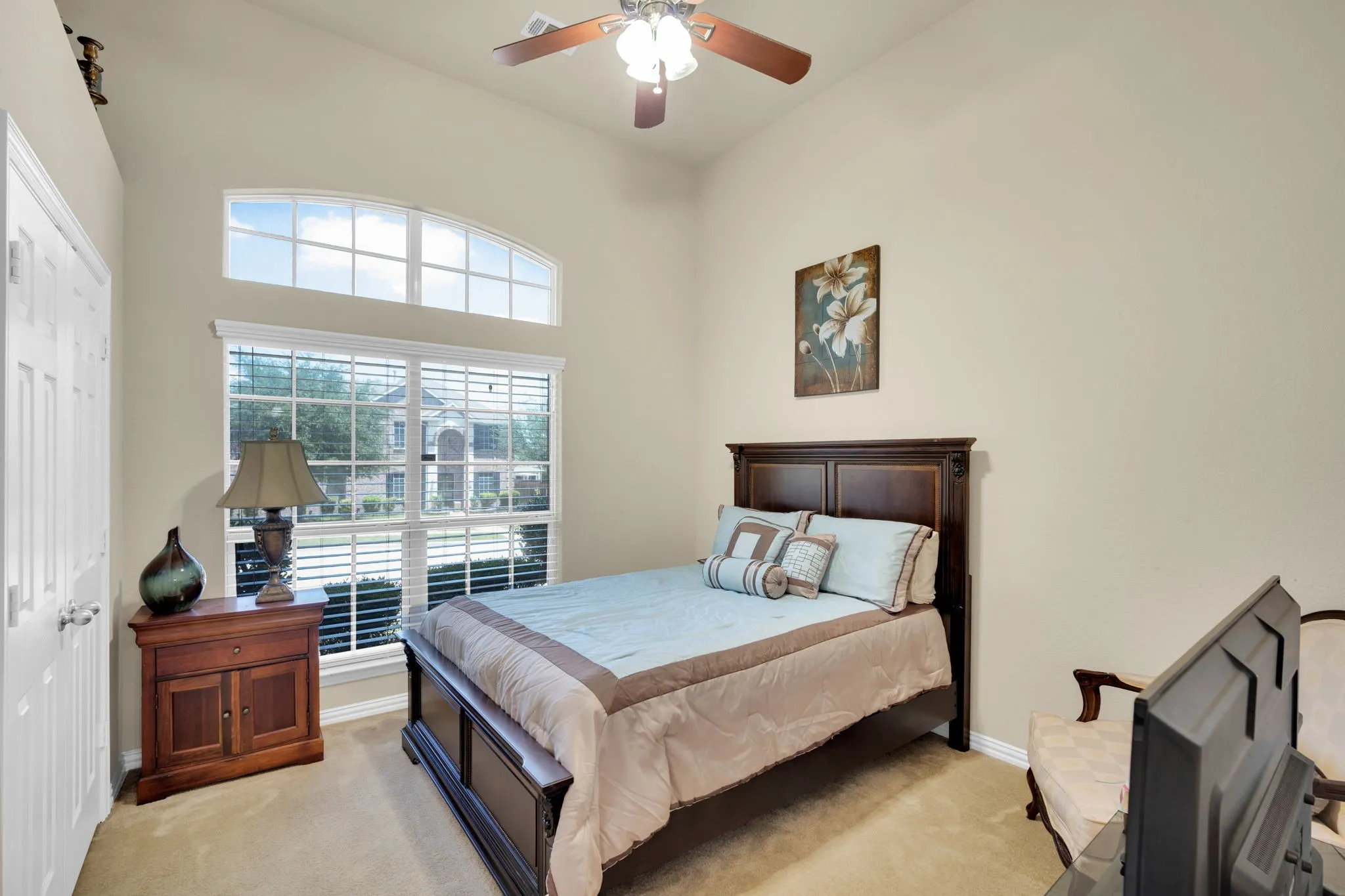 Vaulted ceiling with ceiling fan and light fixture