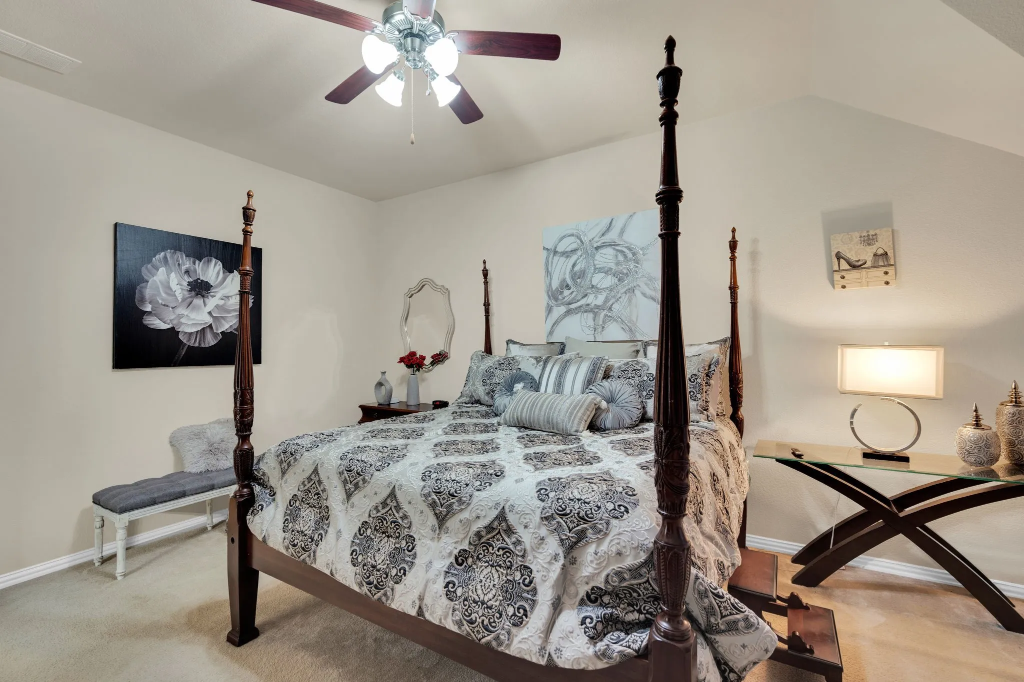 Vaulted ceiling with an installed ceiling fan and light fixture