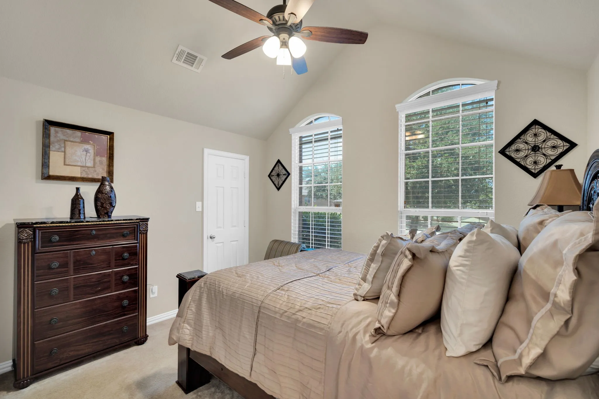 Vaulted ceiling with a ceiling fan light fixture