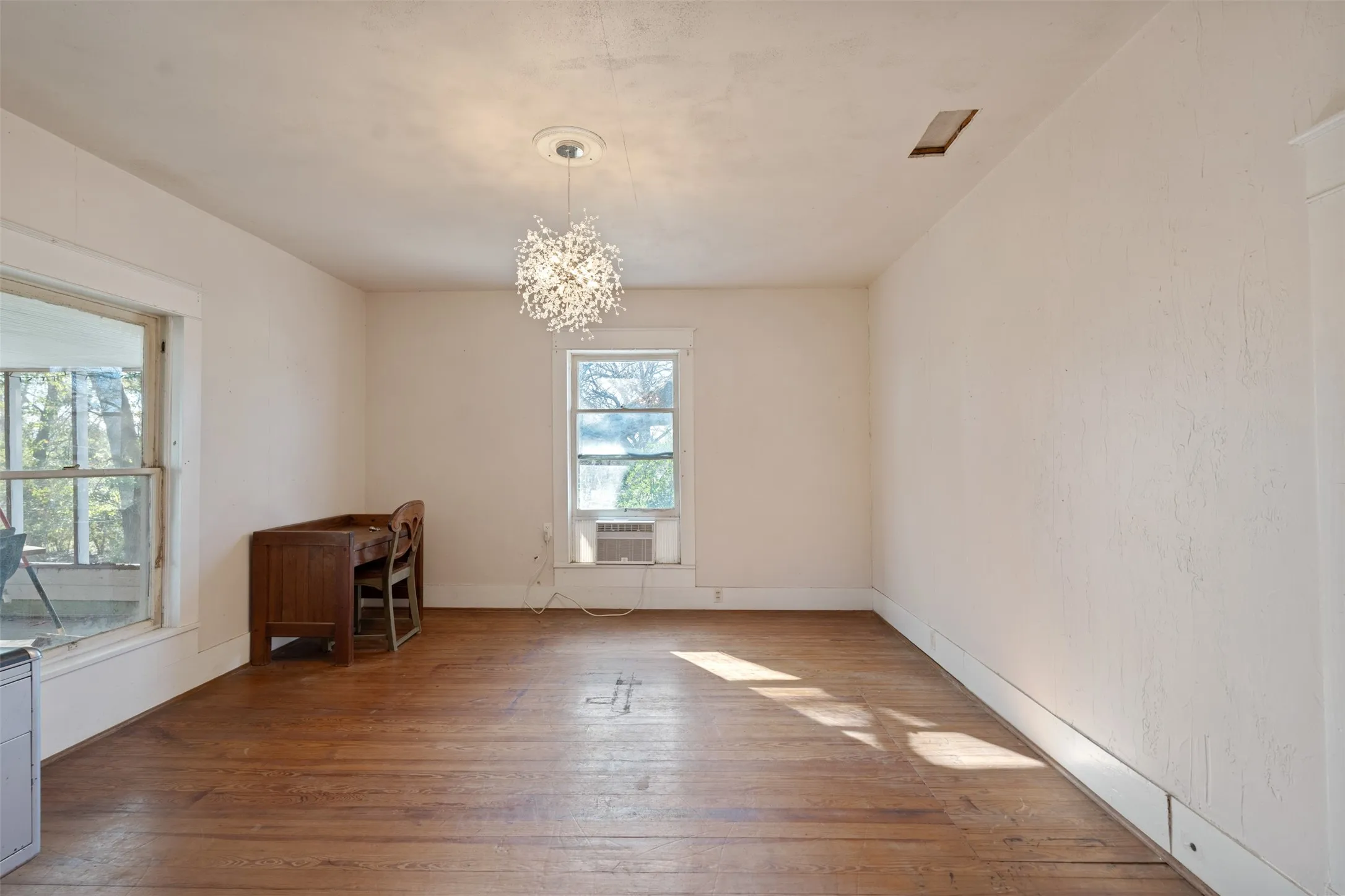 Single Family Residence For Sale in Kaufman County , 508 N Virginia Street, Terrell, Texas 75160, 5 Bedroom, 3 Bathroom, 3 Garage spaces, 3,464 Sqft, built in 1917, mls#21274223, Real Estate Agent in Terrell, Homes For Sale in Kaufman county, Homes For Sale in Terrell, Realtor in Terrell Texas, Real Estate Brokerage Independent Realty Texas, Luminita Cordes Realtor