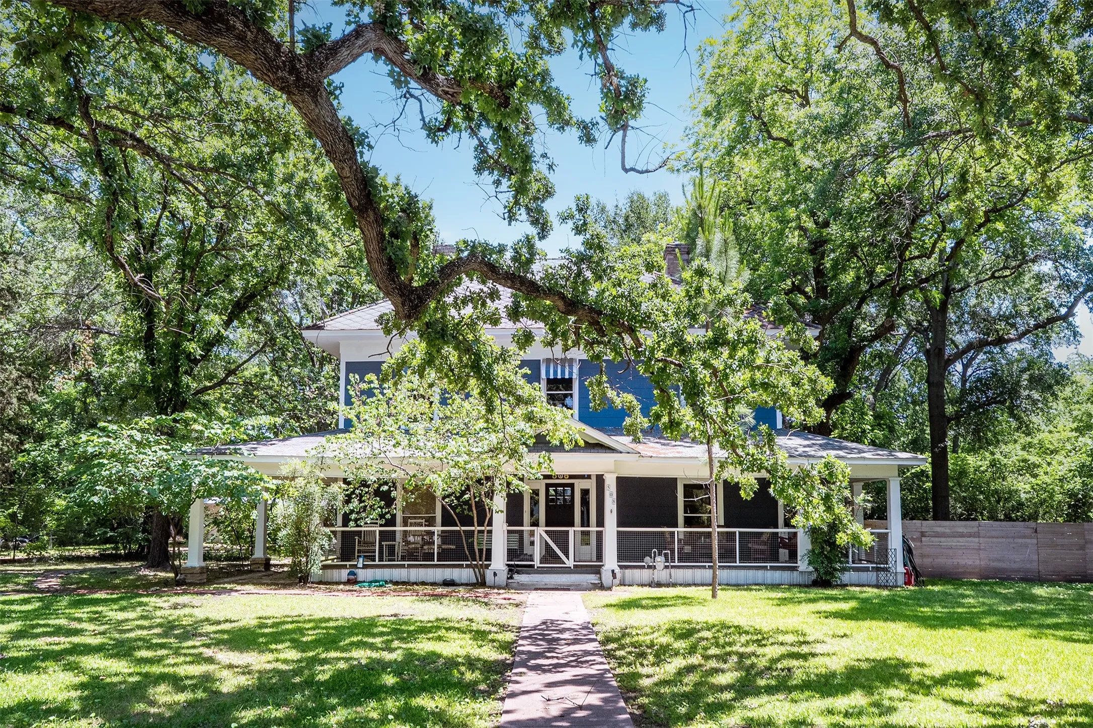 Single Family Residence For Sale in Kaufman County , 508 N Virginia Street, Terrell, Texas 75160, 5 Bedroom, 3 Bathroom, 3 Garage spaces, 3,464 Sqft, built in 1917, mls#21274223, Real Estate Agent in Terrell, Homes For Sale in Kaufman county, Homes For Sale in Terrell, Realtor in Terrell Texas, Real Estate Brokerage Independent Realty Texas, Luminita Cordes Realtor