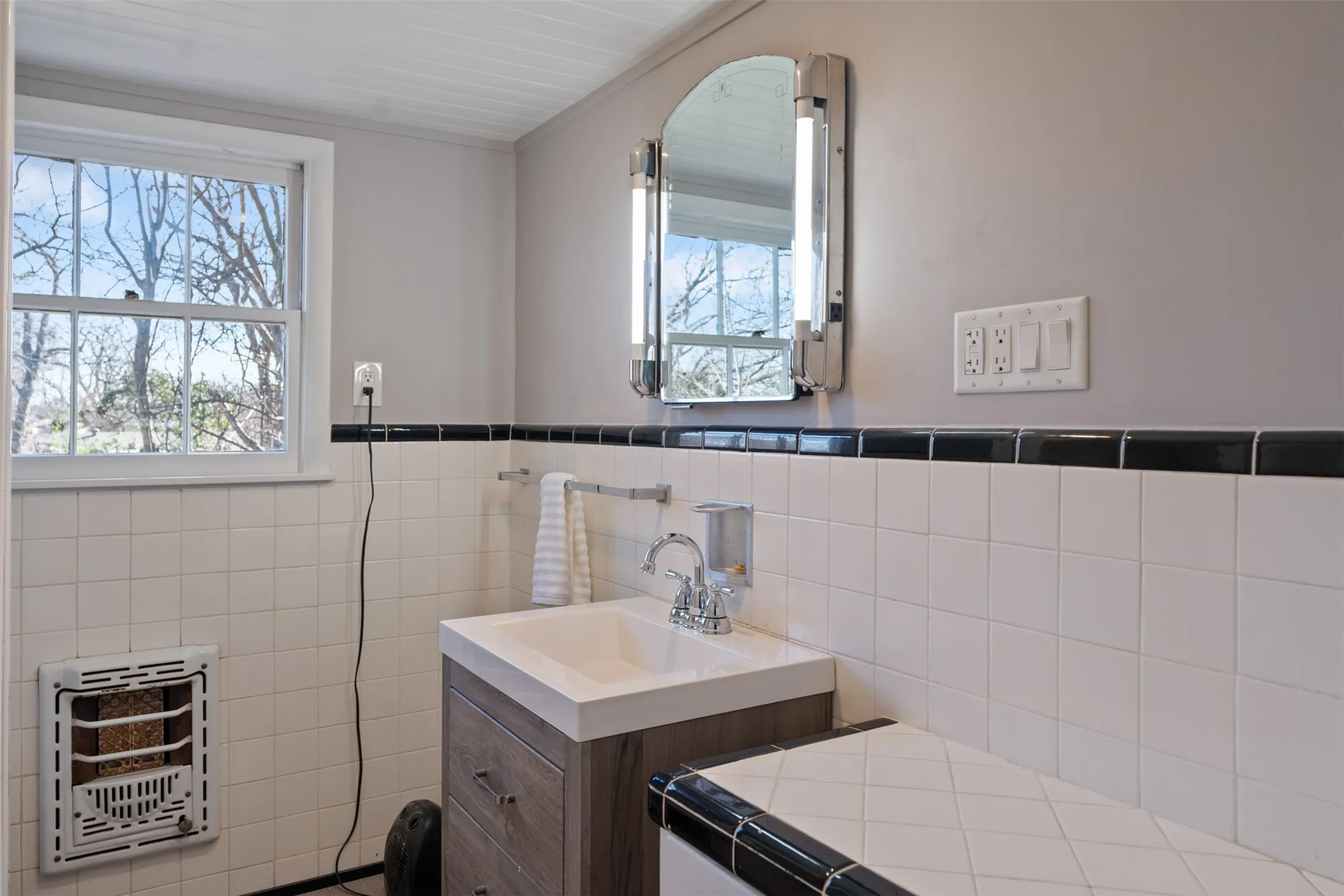 Single Family Residence For Sale in Kaufman County , 508 N Virginia Street, Terrell, Texas 75160, 5 Bedroom, 3 Bathroom, 3 Garage spaces, 3,464 Sqft, built in 1917, mls#21274223, Real Estate Agent in Terrell, Homes For Sale in Kaufman county, Homes For Sale in Terrell, Realtor in Terrell Texas, Real Estate Brokerage Independent Realty Texas, Luminita Cordes Realtor