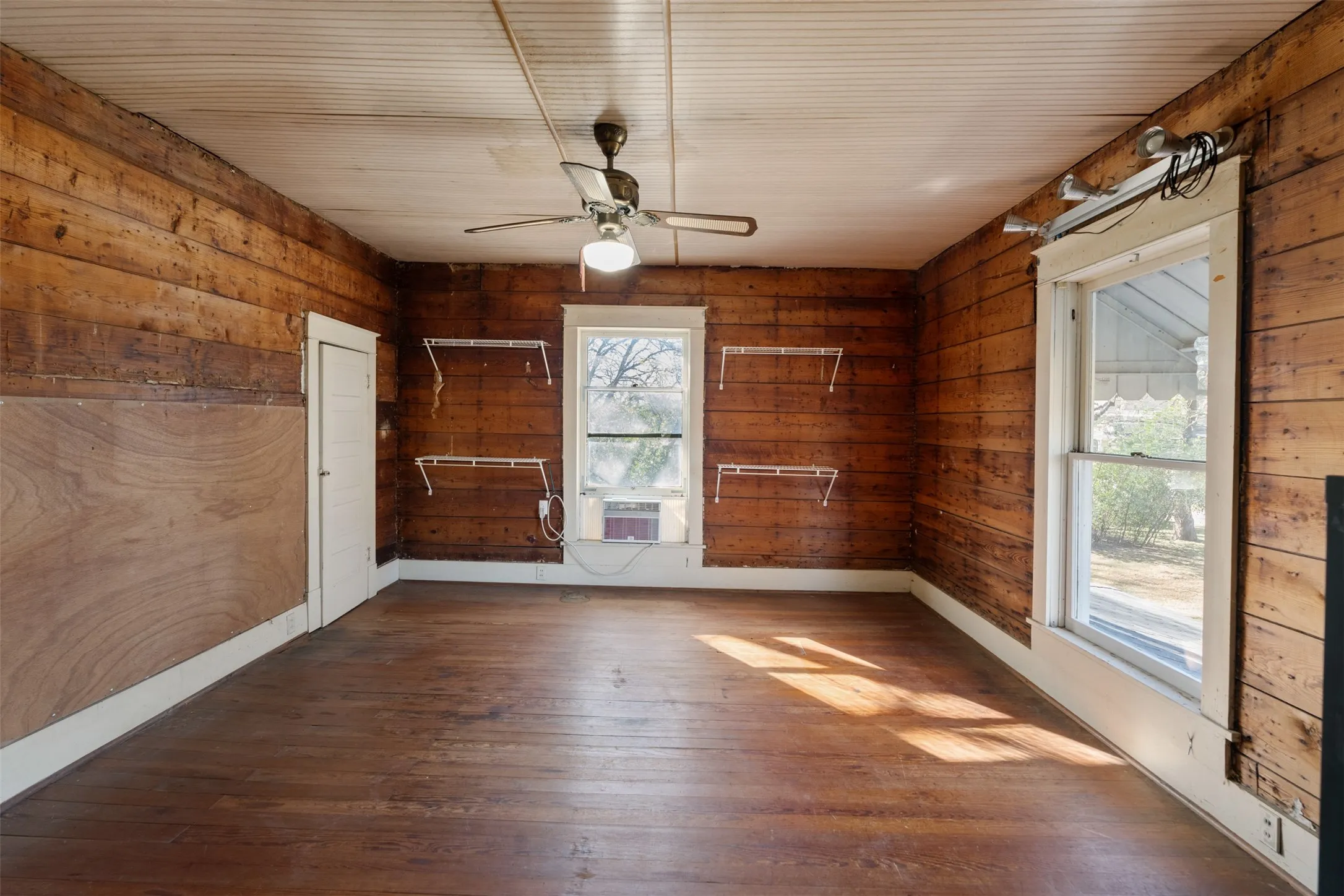 Single Family Residence For Sale in Kaufman County , 508 N Virginia Street, Terrell, Texas 75160, 5 Bedroom, 3 Bathroom, 3 Garage spaces, 3,464 Sqft, built in 1917, mls#21274223, Real Estate Agent in Terrell, Homes For Sale in Kaufman county, Homes For Sale in Terrell, Realtor in Terrell Texas, Real Estate Brokerage Independent Realty Texas, Luminita Cordes Realtor